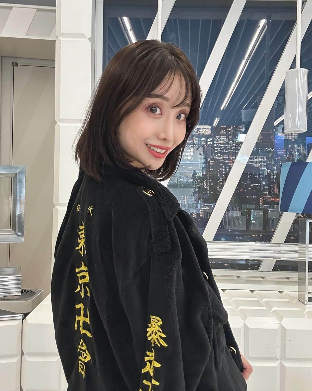 柴田阿弥のインスタグラム：「Happy Halloween🎃🧡🧡  今日はハロウィンでしたね🫶という事で 今日は仕事場に東リベの松野千冬くんコスで行きました👻  行きも帰りも、打ち合わせ中も着てましたよっ🩶😛  ㅤㅤㅤㅤㅤㅤㅤㅤㅤㅤㅤㅤㅤ 番組のフロアスタッフの子達に東リベですね〜！と 話しかけて貰えて、流石東京リベ！みんな見ている😊✨ みんなの推しを聞けたりして楽しかったです！😈  ㅤㅤㅤㅤㅤㅤㅤㅤㅤㅤㅤㅤㅤ 実は調査兵団か悩んだんですよ〜🫀笑 密かに楽しいハロウィンでした👻🤍🤍  ㅤㅤㅤㅤㅤㅤㅤㅤㅤㅤㅤㅤㅤ ㅤㅤㅤㅤㅤㅤㅤㅤㅤㅤㅤㅤㅤ #Halloween #ハロウィン #ハロウィンコスプレ #happyhalloween #東リベ #東京卍リベンジャーズ #東京リベンジャーズ #松野千冬 #東卍 #東京卍會 #cooljapan #tokyorevengers #chifuyumatsuno #cosplayer」