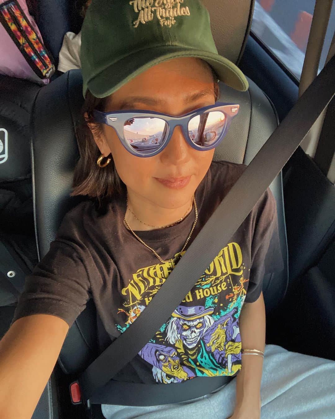 堀舞紀さんのインスタグラム写真 - (堀舞紀Instagram)「🛻💨💨  弾丸大阪ツアー🫶🏾💕 ずっと9月くらいから計画しては 流れていたツアーがツイニ決行 されました😁〜  長距離ドライブって 小さい子いると大変だよね😅 2人ともよく頑張りました🙆🏽‍♀️ッ  その分 弾丸とは思えないほど 沢山の思い出つくって帰って これた気がする🙄🌈  大好きなアイツにもやっと 会えたし😩〜  運転有り難う @keito_matsuoka  🛞  高速のパーキングエリアって ワクワクしちゃう🤭  移動が多い日だから スウェットで、、、 (👆🏾いつもぢゃん)  🧢は新入り🌲 可愛い深緑がたまらないのよ🥺 褒められCAP...  @the_jack_of_all.trades   #大阪旅行 #母親服装 #アヤコッチがケーキくれた🍰 #子連れ旅行 #JAPAN」10月31日 21時24分 - mainohori