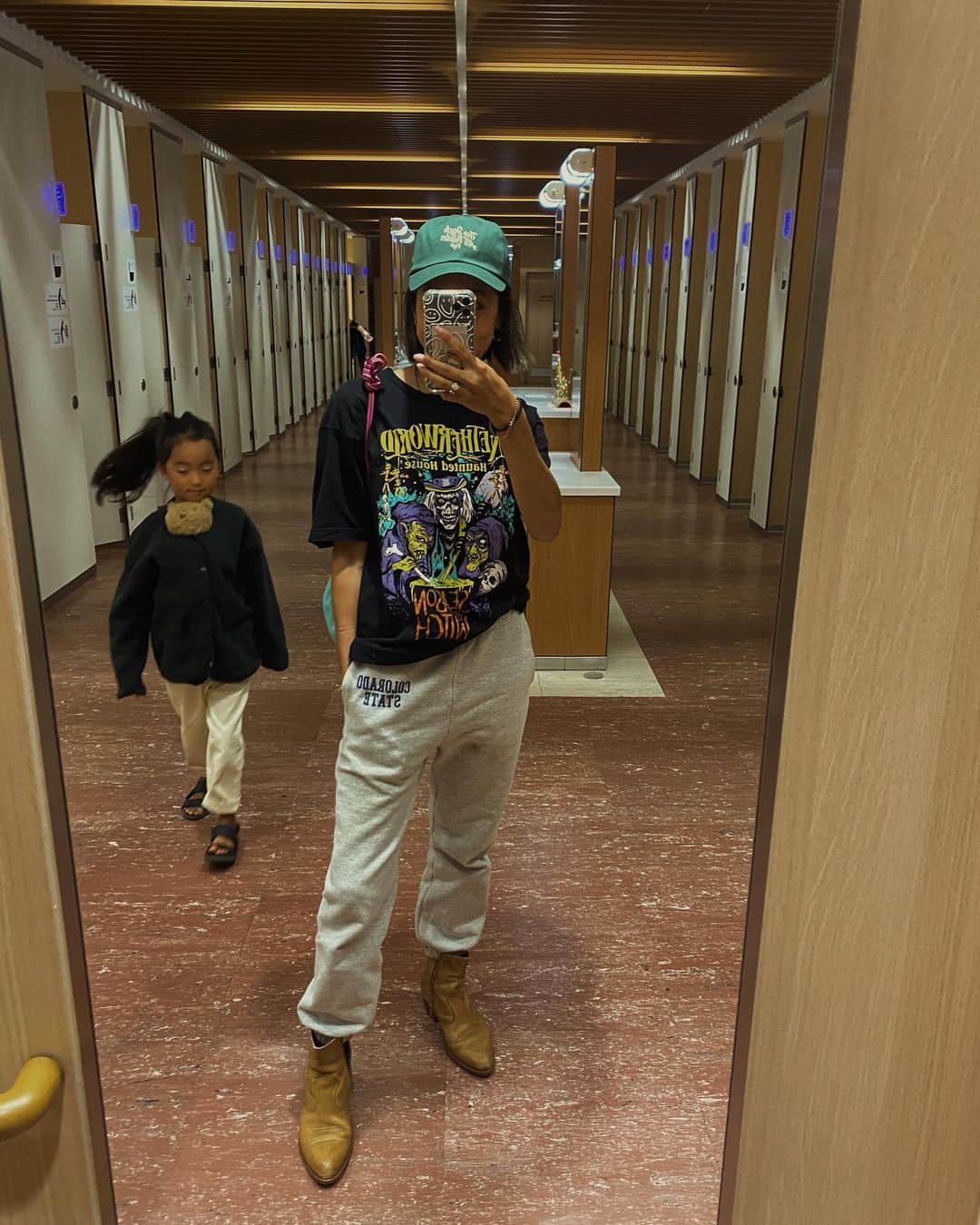 堀舞紀さんのインスタグラム写真 - (堀舞紀Instagram)「🛻💨💨  弾丸大阪ツアー🫶🏾💕 ずっと9月くらいから計画しては 流れていたツアーがツイニ決行 されました😁〜  長距離ドライブって 小さい子いると大変だよね😅 2人ともよく頑張りました🙆🏽‍♀️ッ  その分 弾丸とは思えないほど 沢山の思い出つくって帰って これた気がする🙄🌈  大好きなアイツにもやっと 会えたし😩〜  運転有り難う @keito_matsuoka  🛞  高速のパーキングエリアって ワクワクしちゃう🤭  移動が多い日だから スウェットで、、、 (👆🏾いつもぢゃん)  🧢は新入り🌲 可愛い深緑がたまらないのよ🥺 褒められCAP...  @the_jack_of_all.trades   #大阪旅行 #母親服装 #アヤコッチがケーキくれた🍰 #子連れ旅行 #JAPAN」10月31日 21時24分 - mainohori
