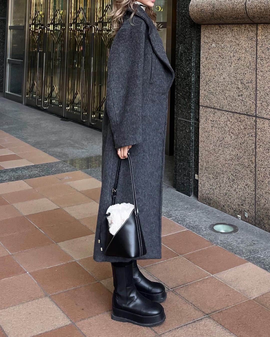 瀬戸南さんのインスタグラム写真 - (瀬戸南Instagram)「𝑀𝑎𝑥𝑖 𝑐𝑜𝑎𝑡 ✴︎  @diante.official  今年の秋冬はこのロングコートを 絶対に2色買いする！！🧥🖤  毛足の長いフサッモサッとした かんんわいいウールコート❤︎  ビックカラーな上に大きめの デザインポケットもポイントで 色味も可愛いし愛くるしい🫶🏻  そしてなんとなんとなーんと、、！ 東京に続き急遽12月に大阪で @diante.official popupが決定しました❤️‍🔥❤️‍🔥  (詳細は追ってご報告します✔︎)  関西の皆様にお会いできるの ほんっとに楽しみぃぃ🥺💕💕  #DIANTE#DIANTE_STYLE #zara#louisvuitton #coat #balenciaga #ウールコート #レザーパンツ#モノトーンコーデ」10月31日 21時25分 - minami_seto