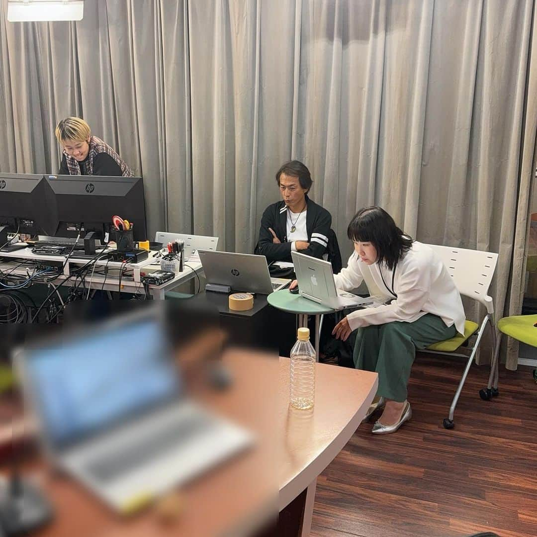 村山千代さんのインスタグラム写真 - (村山千代Instagram)「💻 楽しい人たちに助けられつつライブ配信。 本日もみなさまお元気さまでしたー！  今日のディレクター氏が 『霞が関リークス』を買ってくれているとのこと！ ありがたやー🙇‍♀️✨  あとPanasonicが MacBookを作っていることも知りました。 #うそです #シール貼っつけてても #それはレッツノートです #どっちもいいパソコンです #そして隣のスタジオには #マックを使ってそうな女子がいたわ #偏見w」10月31日 21時25分 - chiyocolate420