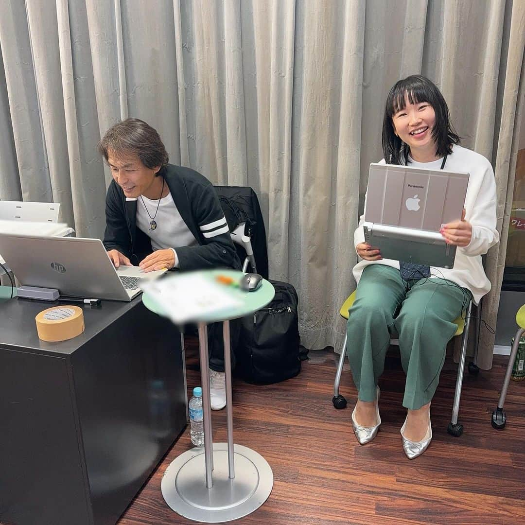 村山千代さんのインスタグラム写真 - (村山千代Instagram)「💻 楽しい人たちに助けられつつライブ配信。 本日もみなさまお元気さまでしたー！  今日のディレクター氏が 『霞が関リークス』を買ってくれているとのこと！ ありがたやー🙇‍♀️✨  あとPanasonicが MacBookを作っていることも知りました。 #うそです #シール貼っつけてても #それはレッツノートです #どっちもいいパソコンです #そして隣のスタジオには #マックを使ってそうな女子がいたわ #偏見w」10月31日 21時25分 - chiyocolate420