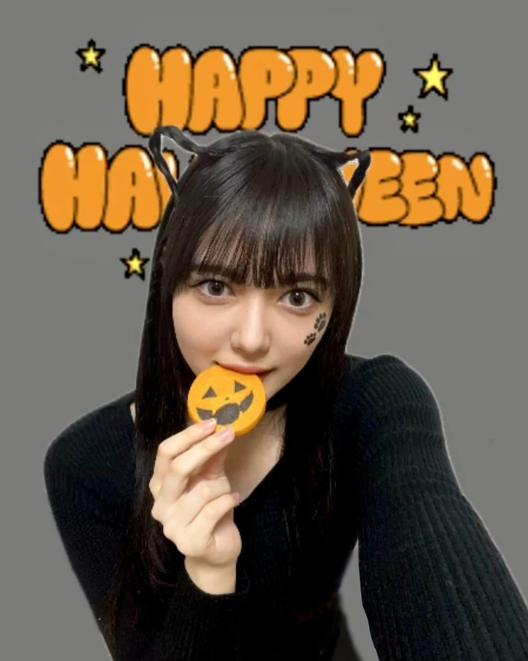 菅井純愛のインスタグラム：「・  🎃HappyHalloween🎃  今年はちゃんと仮装できなかったけど美味しいクッキー食べて満足〜〜   #halloween  #ハロウィン  #halloweencookies  #halloweenmakeup  #ハロウィンメイク  #猫耳  #06  #06년생  #06line  #高校生  #jk  #jkブランド  #jk2  #sjk  #17歳  #17yearsold  #174cm  #tallgirls  #高身長女子  #japanesegirl  #highschoolgirls  #catears  #할로윈  #고등학생  #모델  #일본여자  #คนญี่ปุ่น  #นักเรียน  #셀카  #catstyle」