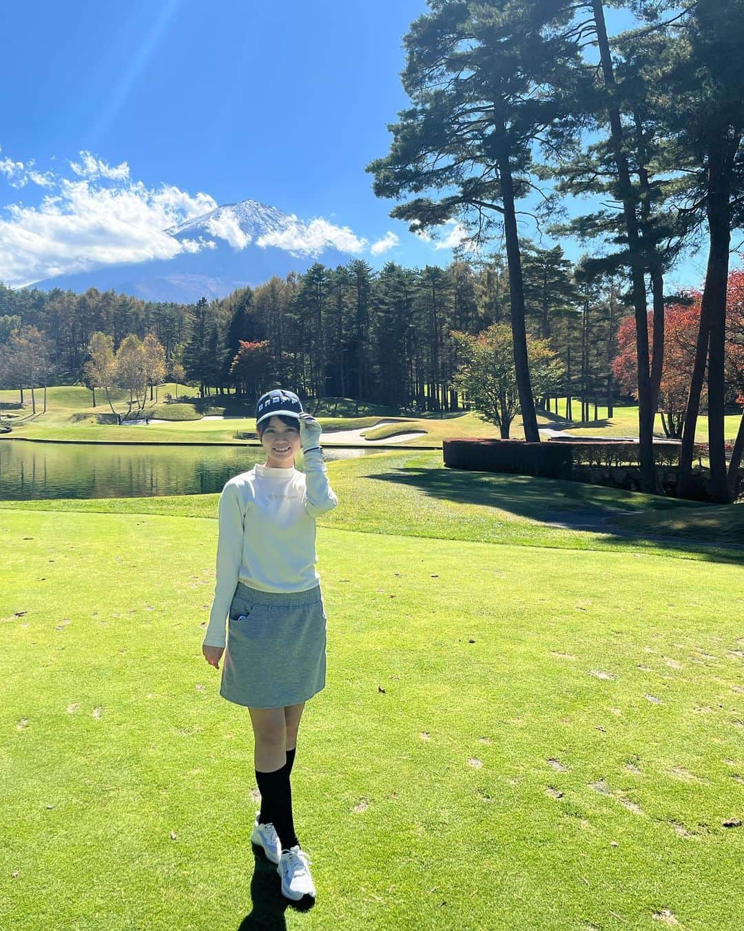 竹村佳奈のインスタグラム：「⛳️ バーディーズカップ10月大会 ご参加いただいた皆さま ありがとうございました🙏  初の鳴沢ゴルフ倶楽部は 富士山が綺麗で絶景でした🗻  コースは難しくバンカーたくさん入ったけど いい練習になった〜！ 歩きゴルフは少し疲れちゃいましたが 一緒に回らせて頂いた方々とあゆみさんと 一緒の組で楽しかったです😊  ボールは安定の ゼクシオ リバウンド ドライブ IIです！」