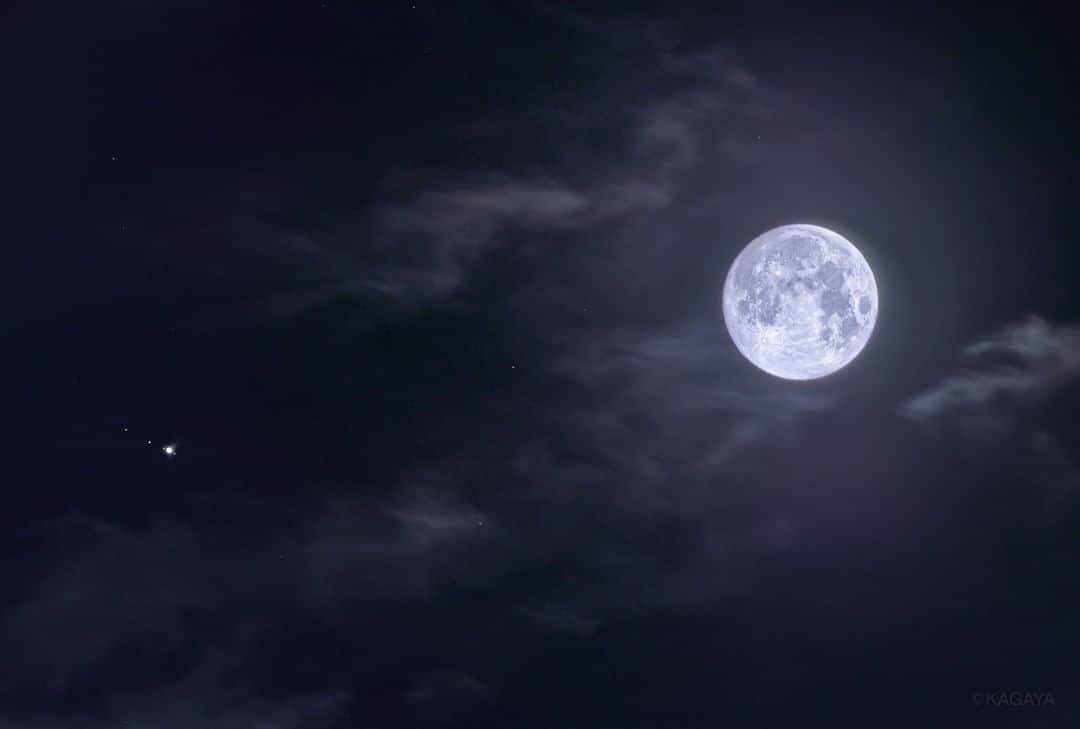 KAGAYAのインスタグラム：「【11月のお勧め天文現象】全て肉眼でOK ▶11月上〜中旬 おうし座流星群（数はかなり少ないですが火球が流れるかも） ▶11/9-10未明 細い月と金星が近づいて見える ▶11/15-18 宵に宇宙ステーションが見える ▶11/25 月と木星が近づいて見える ▶11/27 満月 （写真は以前撮影した月と木星です）  #moon #星空」