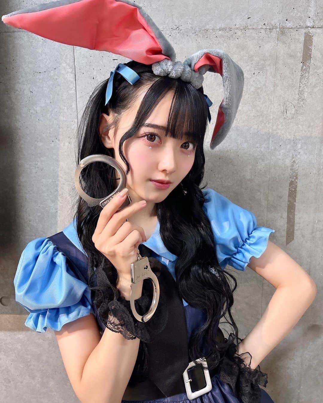松本ももなさんのインスタグラム写真 - (松本ももなInstagram)「うさもも好き？🐰ྀི全身かわいいよね👮🏻  ☆*:;;:*★Happy Halloween★*:;;:*☆ ハロウィン何かしたかなぁ？？🎃  私はライブ前に家族とパーティーをして モンブランケーキ食べたよぉぉ🌰(*´༥`*)ｳﾏｳﾏ  ハーフツインのおりぼん ブラウスと同じ様なカラー探したの🫶🏻  全く同じ色ありそうでなくて悔しいよぉ🥺 色って本当に沢山あるね！  おりぼんは、水色、紺色、ブラウスの色 3つ用意して直前までどれにしようかなぁしてたよ(っ'-')=͟͟͞͞🩵  #おりぼんの擬人化 ちゃんだもんね🎀  #ズートピア #ズートピアコスプレ #コスプレ #ハロウィンコスプレ#ジュディ#zootopia #judyhopps #cosplay #cosplaygirl #量産型ヘアメ #量産型 #量産型女子 #ハーフツイン」10月31日 21時26分 - momona.1012