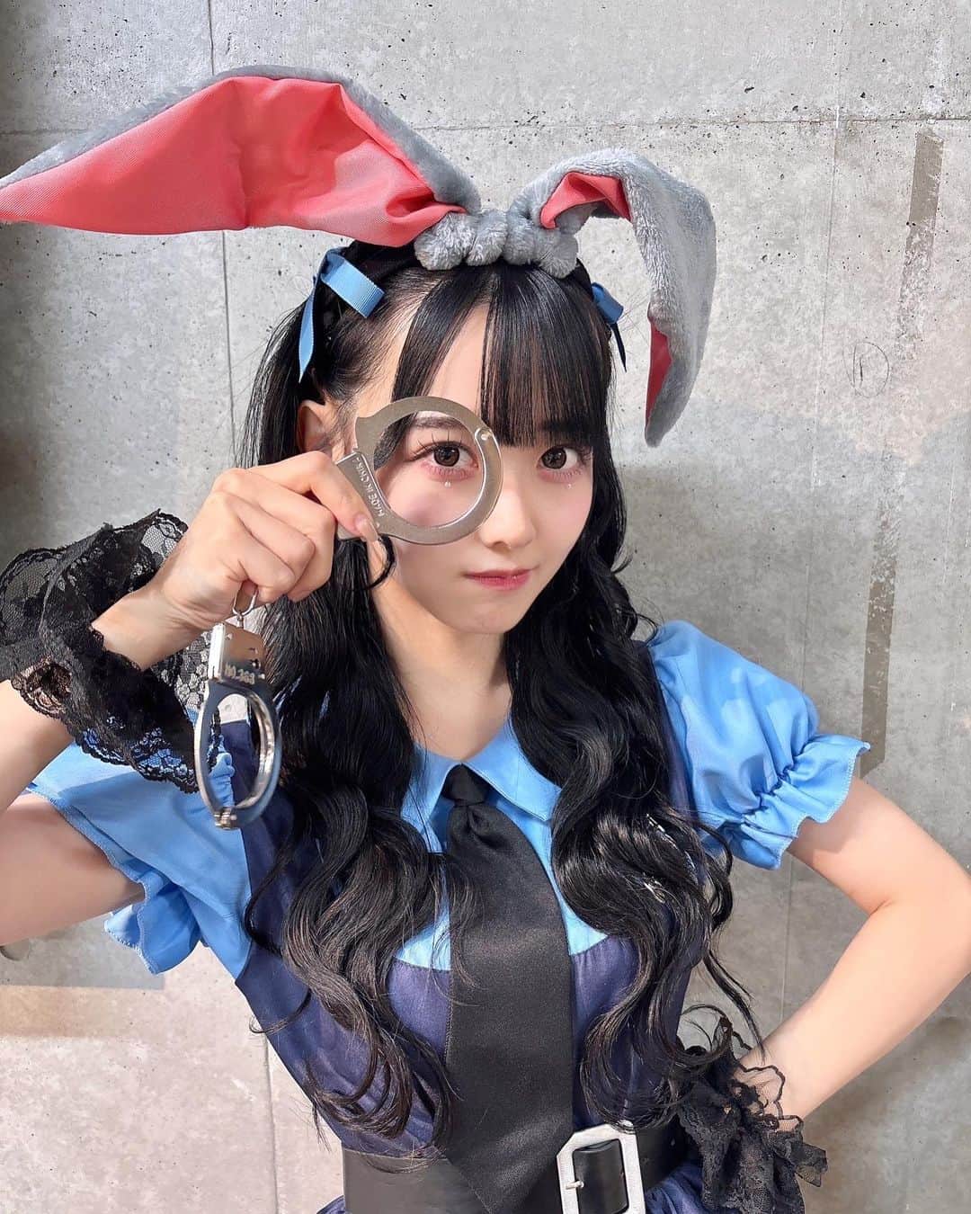 松本ももなさんのインスタグラム写真 - (松本ももなInstagram)「うさもも好き？🐰ྀི全身かわいいよね👮🏻  ☆*:;;:*★Happy Halloween★*:;;:*☆ ハロウィン何かしたかなぁ？？🎃  私はライブ前に家族とパーティーをして モンブランケーキ食べたよぉぉ🌰(*´༥`*)ｳﾏｳﾏ  ハーフツインのおりぼん ブラウスと同じ様なカラー探したの🫶🏻  全く同じ色ありそうでなくて悔しいよぉ🥺 色って本当に沢山あるね！  おりぼんは、水色、紺色、ブラウスの色 3つ用意して直前までどれにしようかなぁしてたよ(っ'-')=͟͟͞͞🩵  #おりぼんの擬人化 ちゃんだもんね🎀  #ズートピア #ズートピアコスプレ #コスプレ #ハロウィンコスプレ#ジュディ#zootopia #judyhopps #cosplay #cosplaygirl #量産型ヘアメ #量産型 #量産型女子 #ハーフツイン」10月31日 21時26分 - momona.1012