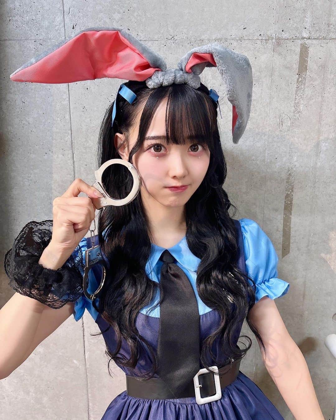 松本ももなさんのインスタグラム写真 - (松本ももなInstagram)「うさもも好き？🐰ྀི全身かわいいよね👮🏻  ☆*:;;:*★Happy Halloween★*:;;:*☆ ハロウィン何かしたかなぁ？？🎃  私はライブ前に家族とパーティーをして モンブランケーキ食べたよぉぉ🌰(*´༥`*)ｳﾏｳﾏ  ハーフツインのおりぼん ブラウスと同じ様なカラー探したの🫶🏻  全く同じ色ありそうでなくて悔しいよぉ🥺 色って本当に沢山あるね！  おりぼんは、水色、紺色、ブラウスの色 3つ用意して直前までどれにしようかなぁしてたよ(っ'-')=͟͟͞͞🩵  #おりぼんの擬人化 ちゃんだもんね🎀  #ズートピア #ズートピアコスプレ #コスプレ #ハロウィンコスプレ#ジュディ#zootopia #judyhopps #cosplay #cosplaygirl #量産型ヘアメ #量産型 #量産型女子 #ハーフツイン」10月31日 21時26分 - momona.1012
