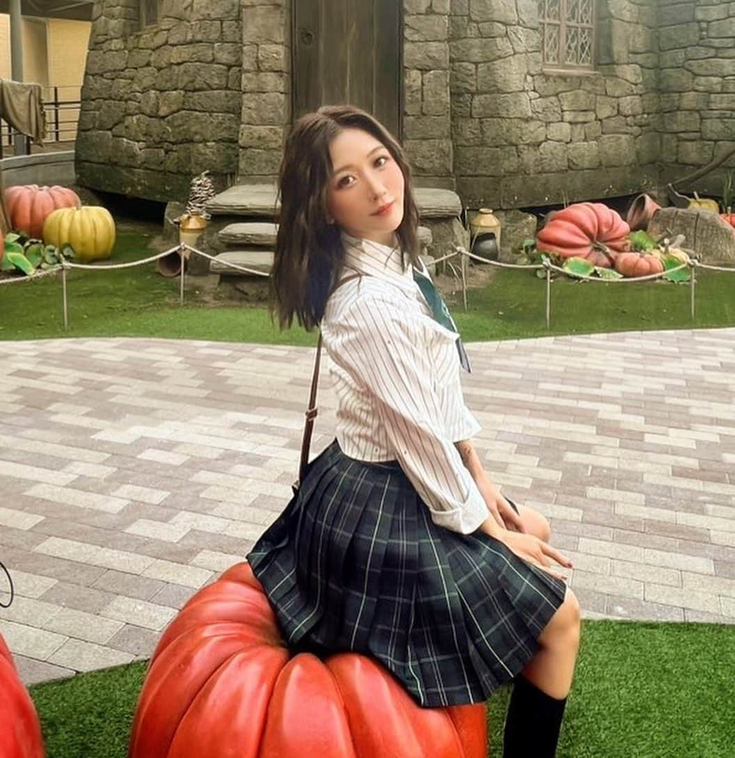 大槻ひびきさんのインスタグラム写真 - (大槻ひびきInstagram)「Happy Halloween🎃 みんなは楽しく過ごせた？？  としまえんハリーポッター スタジオツアーで スリザリン寮の生徒になりました🐍 推しのスネイプてんてに会えて とっても幸せ🥹🫶  #halloween #happyhalloween #harrypotter」10月31日 21時26分 - yanhibi0221