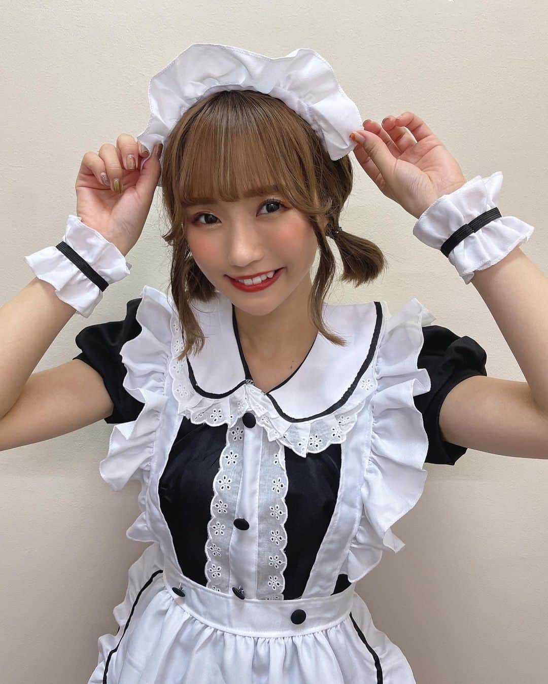 小林智絵のインスタグラム：「. . . . . . 今年のハロウィンはメイドにもなりました☕️🖤 . . . 似合ってますか??ご主人様🖤🖤 . . . . Pimm'sオフィシャルからハロウィン仮装ランダムソロチェキ販売したのだけど、ちえは有馬カナちゃんとメイドの2種類が入ってます🌹 . . そして…実はメイドチェキでツインテールしてるのです👻🖤笑笑 . . . さぁこの激レアチェキは誰の元へ!!!!!笑笑 . . . . . #halloween #ハロウィンコスプレ #ハロウィン #ハロウィン仮装 #コスプレ #メイド #ボブ #ボブアレンジ #ボブヘアアレンジ #イエベ秋 #イエベ秋メイク #イエベ #イエベメイク #年齢逆行アイドル」