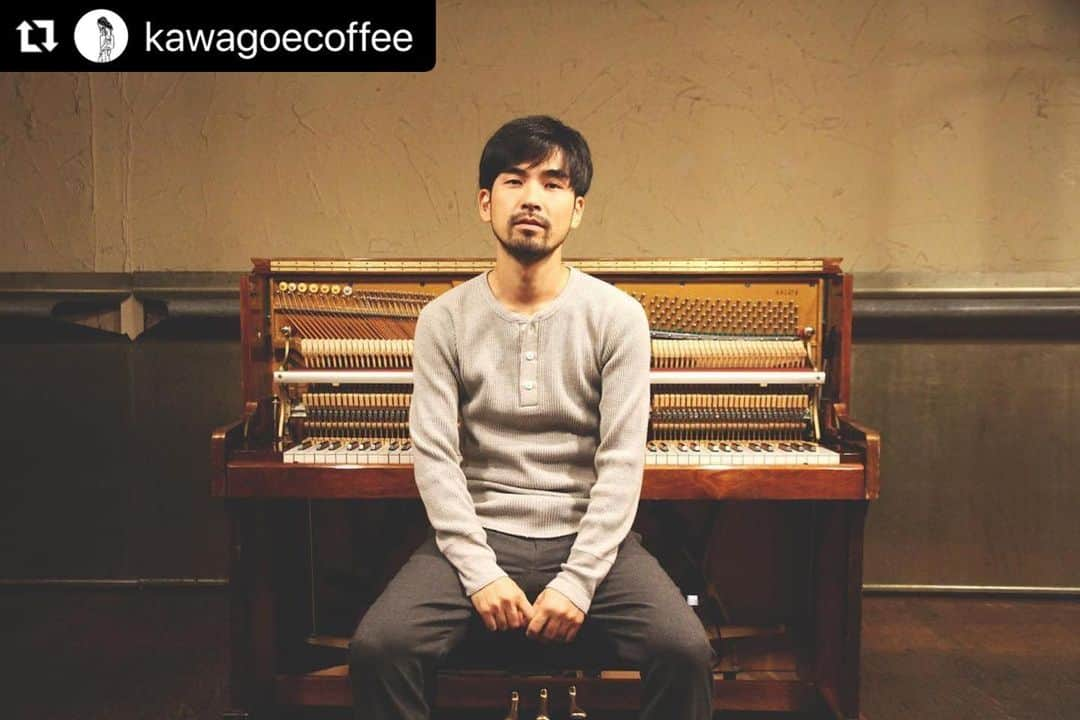 Akeboshiのインスタグラム：「次は川越コーヒーフェス！楽しみにしております！#Repost @kawagoecoffee with @use.repost ・・・ 【川越コーヒーフェス☆ライブ出演アーティストvol.2】  今夜ご紹介するアーティストも初参加です🙏  毎年川越コーヒーフェスのライブを楽しみにしてくださっている皆さんにとっては、今までとまた違った新しい世界が広がりそうな予感。すでにお好きな方いたら、嬉しいです  ちなみに、アメリカ人のアニメ好きの友人は、「NARUTOの超名曲歌ってる大好きな人！！！」と大興奮していました。海外で、とても人気だそうです。  ☆☆☆☆☆  Akeboshi @akeboshi_   【Akeboshi profile】  高校卒業後に英国・リバプールの音楽学校 LIPA(※1)に留学。 在学中の2002年にミニアルバム『STONED TOWN』でデビュー。 リード曲の『Wind』は「NARUTO ｰナルトｰ」の初代エンディング曲に起用された。 インディーズで3枚のミニアルバムを発表後、2005年Epic Records Japanからメジャーデビュー。英国からアイルランドまで1ヶ月に渡る旅の中で出会った地元ミュージシャンとのストリートレコーディングを収録したフルアルバム『Meet Along the Way』など6枚のアルバムを発表。 2014年には自主レーベル「RoofTop Owl」を設立し、作詞・作曲・ミックス・マスタリングまで自身で 手がけたアルバム『After the rain clouds go』を発表。最新作は2019年6月にリリースされたミニアルバム『a little boy』がある。 映画「ぐるりのこと。」「恋人たち」（共に監督：橋口亮輔）、「鈴木家の嘘」（監督：野尻克己）、「あめつちの日々」（監督：川瀬美香）などの劇伴や主題歌を手がけたほか、資生堂、東京ガス、ANA、TOYOTA、Panasonic、サッポロビール、ZWEI、Canon、KOSE、SONY、UNIQLO、LOWRYS FARMなど数多くのCM音楽も担当している。  Akeboshi LIVE at KAWAGOE COFFEE FESTIVAL   【日時】12月3日（日）13:00-14:00頃を予定 【場所】蓮馨寺　川越市連雀町7-1  #川越コーヒーフェスティバル #bird #川越コーヒーフェス #kawagoecoffeefestival #川越コーヒー #コーヒーと音楽 #音楽ライブ #コーヒーのある暮らし #音楽とコーヒーと #coffeeandmusic #coffeefestival」