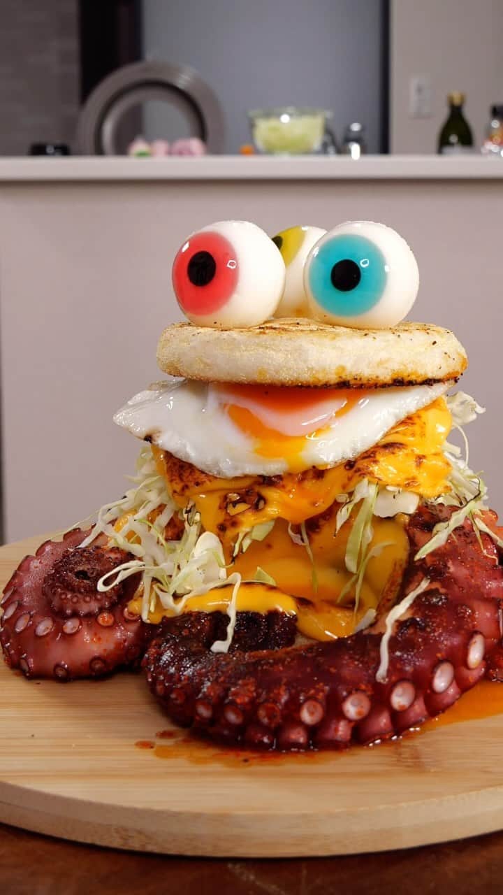 ケンティー健人のインスタグラム：「Monster burger 🍔 #food #halloween」