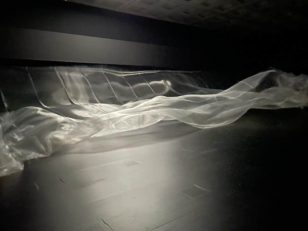 DJ AIKO 62さんのインスタグラム写真 - (DJ AIKO 62Instagram)「【アート噺】 大巻伸嗣　Interface of Being　真空のゆらぎ 2023年11月 1日～12月25日 国立新美術館　企画展示室2E  《Liminal Air Time Space 真空のゆらぎ》 Liminal Air Time Space: Vacuum Fluctuation 2023  〈「大巻伸嗣　Interface of Being　真空のゆらぎ」展示風景　2023年　国立新美術館〉  2023年11月1日より始まる、「大巻伸嗣　Interface of Being　真空のゆらぎ」を取材して来ました。  内覧会では関口涼子さんによる詩の朗読や、ダンサーの鈴木竜さんによるパフォーマンスも。  心ゆくまでここでぼんやり眺めていたいなと思うほど、とても心地の良い空間でした。海を眺めているのにも近いけど、もっと静かで、スローモーションを見ているような不思議な感覚でした。また何度でも来たい。火曜休館、無料です。  ・写真は取材時に申請・許可を得て撮影しています。掲載時のルールもありますので、転用・転載、レイアウト写真としての使用、リポストなどは申し訳ありませんが全てお断りしています。投稿自体をご覧いただけるようにストーリーやSNSでシェアして下さると嬉しいです。  ⚠️こちらが記事、投稿のテキスト部分や番組のネタ元・きっかけとなった場合は必ずクレジット表記やアカウントの紹介もあわせてお願いいたします。  ＋＋＋＋＋ おすすめ美術展を紹介しています。 @djaiko62 を是非フォローして下さい。 いいね、フォロー、チャンネル登録やブックマークで応援よろしくお願いします。 お問い合わせは https://linktr.ee/DJAIKO62 からお願いします。 ＋＋＋＋＋  #大巻伸嗣  @shinjiohmaki  #DJAIKO62 #アート噺 #美術展 #東京イベント情報 #見るアート噺 #おすすめ美術展 #美術館 #artexhibition #見るアート噺ショート #美術館巡り #国立新美術館  #thenationalartcentertokyo  #shinjiomaki  #関口涼子 #鈴木竜 #現代アート #インスタレーション」10月31日 21時30分 - djaiko62