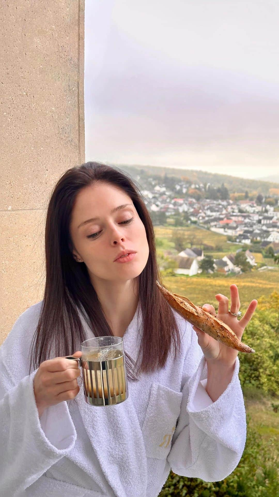 ココ・ロシャのインスタグラム：「Woke up jet lagged in beautiful Épernay, France 🇫🇷」