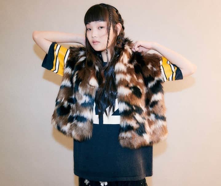 シー ニューヨークのインスタグラム：「Layer on with the Karlie faux fur vest 🖤​​​​​​​​ #seanewyork」