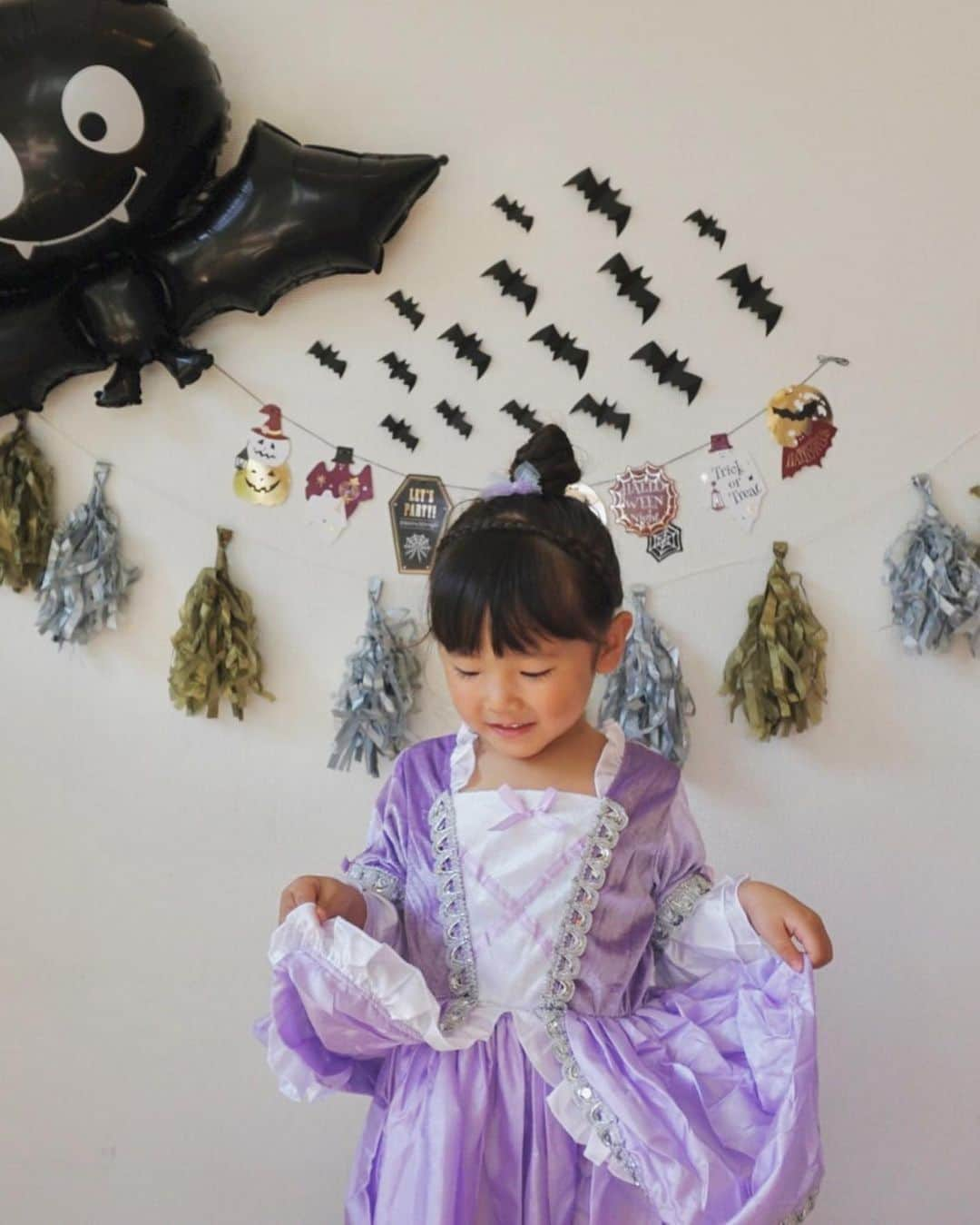 長崎峻侑さんのインスタグラム写真 - (長崎峻侑Instagram)「ハロウィンということで、子供達だけ仮装🎃渋谷には行きません🎃 無駄にお菓子を欲してるので、今日は大サービス✨ 大人たちは少し良いお酒を飲んで宴会🥳 次のイベントはクリスマス🎄🤶 年末になるにつれ、ワクワクと体重が比例していきますねー☺️ #ハロウィン　#仮装　#孫悟空　#プリンセス　#大イベントはこれから」10月31日 21時32分 - shunsukenagasaki