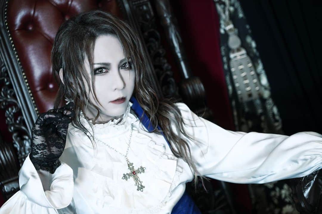 HIZAKIのインスタグラム：「🌹🌹🌹  #HIZAKI」
