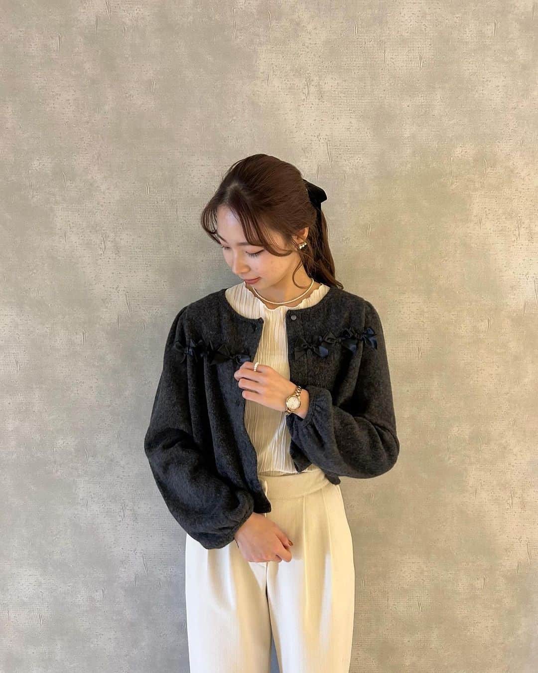 flower OFFICIAL WEB STOREさんのインスタグラム写真 - (flower OFFICIAL WEB STOREInstagram)「11/2入荷予定のpetit ribbon top🎀🖤 昨年の大人気アイテムにつき今年もリバイバルが決定🎼 現在ご予約受付中です🐈‍⬛」10月31日 21時33分 - flower_web
