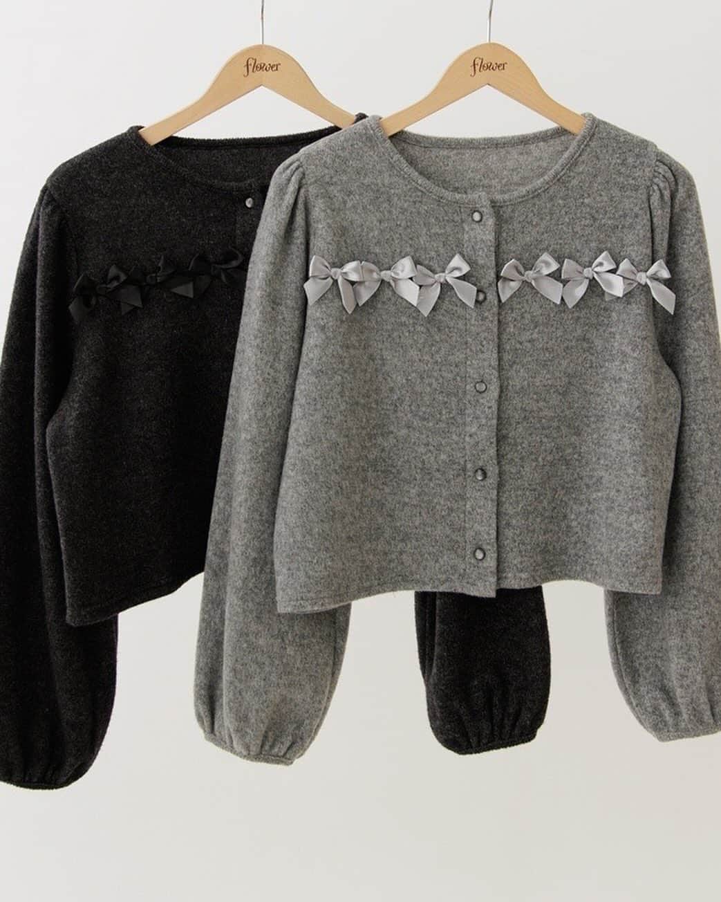 flower OFFICIAL WEB STOREのインスタグラム：「11/2入荷予定のpetit ribbon top🎀🖤 昨年の大人気アイテムにつき今年もリバイバルが決定🎼 現在ご予約受付中です🐈‍⬛」