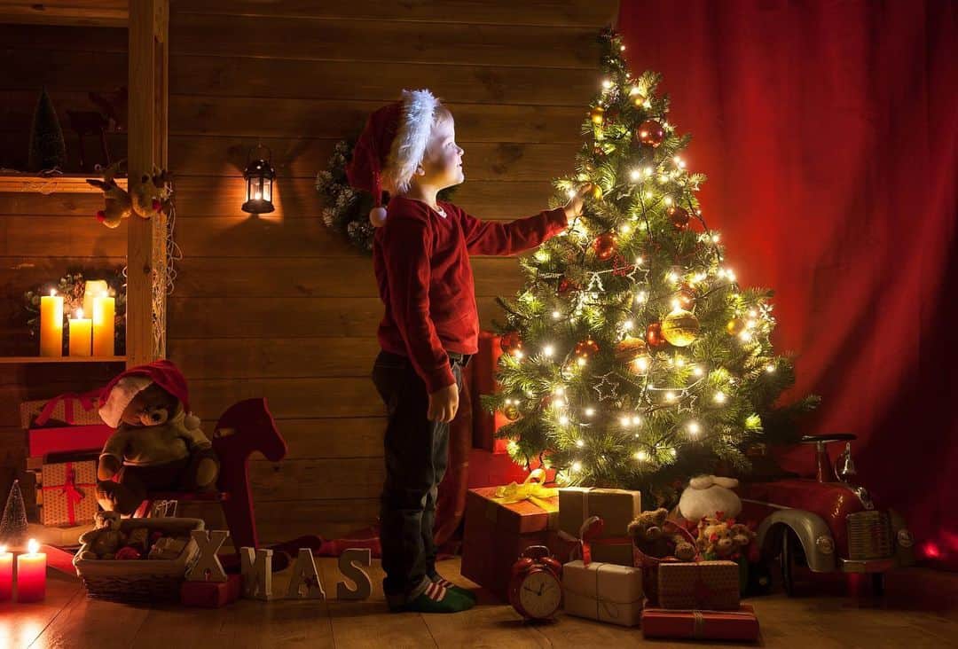 with the styleのインスタグラム：「⁡ ⁡ 【Family Christmas 2023】 ⁡ すでにたくさんのお問い合わせを いただいておりますイベント 〈ファミリーのためのクリスマスレストラン〉 を今年もオープンします。 ⁡ 今年は歌のお姉さんとお兄さんによる クリスマスコンサートに、 お子様による自由なケーキデコレーション、 プロカメラマンによるフォトシューティングを ご用意いたします。 目の前でサンタからプレゼントをもらうお子様の とびっきりの笑顔は、家族の宝物。 とっておきのかわいいお洋服で ご家族で素敵なひとときをお過ごしください。 みなさまにとって大切な想い出となりますように。 ⁡ ■日時 ①12月23日(土) 受付17:00〜／17:30〜19:30 ②12月24日(日) 受付11:30〜／12:00〜14:00 ③12月24日(日) 受付17:00〜／17:30〜19:30 ④12月25日(月) 受付17:00〜／17:30〜19:30 ⁡ ■会場 2階　パーティー会場 ⁡ ■対象 ファミリー向け ⁡ ■料金 大人 （コース・フリードリンク付) 10,000円 小学校高学年 （お子様コース・ソフトドリンク付）5,000円 3歳以上〜小学校低学年 （お子様コース・ソフトドリンク付）3,000円 2歳以下：無料 ⁡ ⁡ ■ご予約 11月1日(水)11:00からご予約フォームにて 予約を開始いたします。 詳細・ご予約はプロフィールのURLより お進みください。」