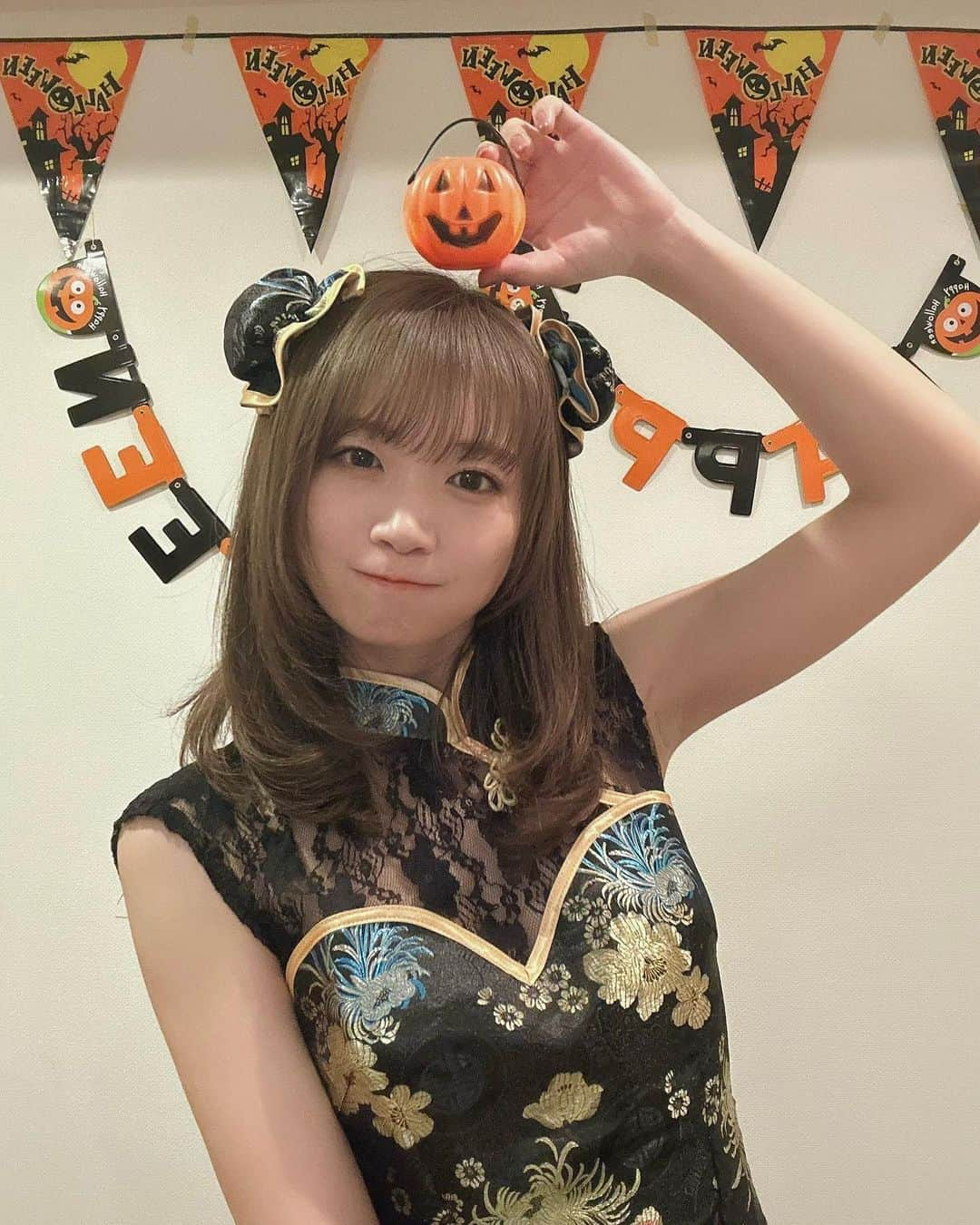 秋元真夏のインスタグラム：「.  ファンクラブハロウィン生配信 ありがとうございました🎃  チャイナ服にしました🐼 コスプレたのし。  似たような写真を4枚載せます📸 ケーキ食べてたっぷり話して楽しかった🥰  アーカイブ残ってるのでよかったら🤍  #ハロウィン #コスプレ #fc」