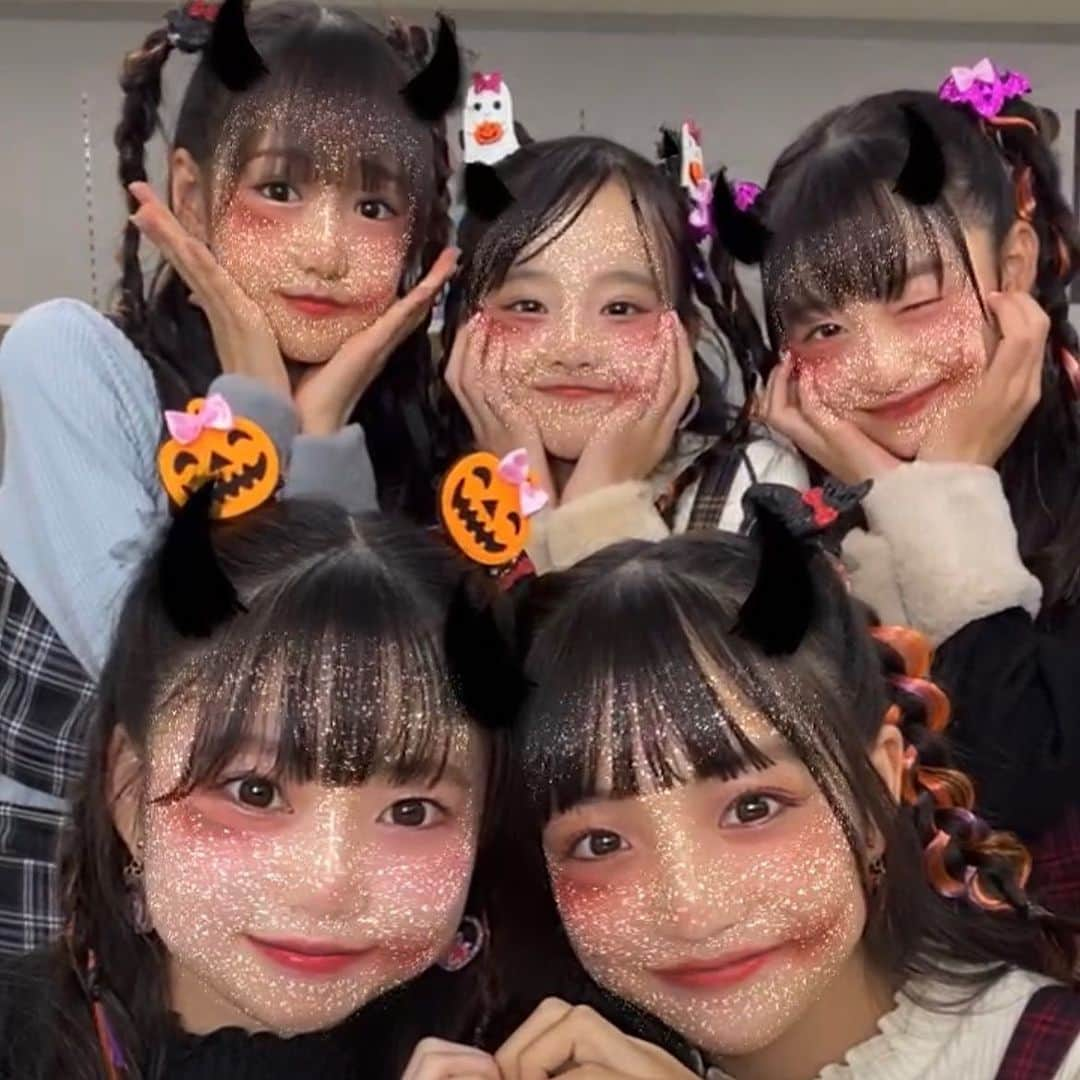 JENNI loveのインスタグラム：「🕯🎃*⸜𝑯𝒂𝒑𝒑𝒚 𝑯𝒂𝒍𝒍𝒐𝒘𝒆𝒆𝒏⸝*👻🍬  日曜日のHalloween🦇Party  ジェニィガールはインスタライブに…グリーティングに…TikTokに…大忙し🩵🩷💜💚💛  インスタライブを見てお揃いの髪型やコーデで着てくれたり緊張で涙が出ちゃったり一緒に踊るTikTokを覚えてきてくれたり思い出に残る1日に♡♡♡ジェニィっ子のみんな本当にありがとうᶫᵒᵛᵉ♡  そして…イベント中にヒナちゃんサツキちゃんマナちゃんココネちゃんの4人からモアちゃんにサプライズが🫢‪.ᐟ‪‪❤︎‬  モア©︎ニコ☆プチ専属モデルおめでとう🎉🎁🎂👏　  サプライズ大成功だったね🥰  TikTokではみんなのダンスがUPされてるよ💫フォローもよろしくね@jenni_official12  #jennilove  #ジェニィラブ #ジェニィガール #ニコプチ #ハロウィン」