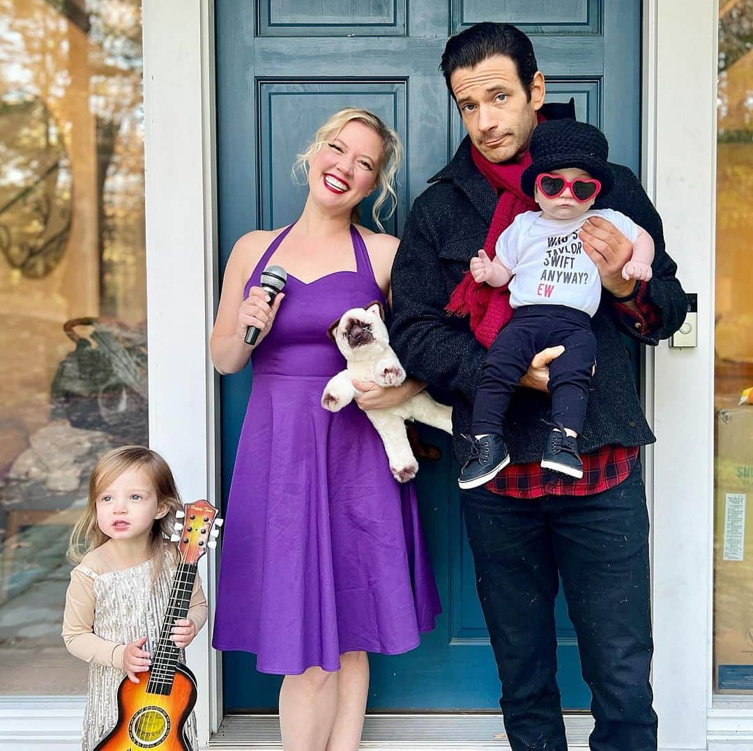 コリン・ドネルのインスタグラム：「Happy Halloween from 3 Taylors and a Jake! #taylorswift #fearless #speaknow #22 #alltoowell #halloween #familycostumes」