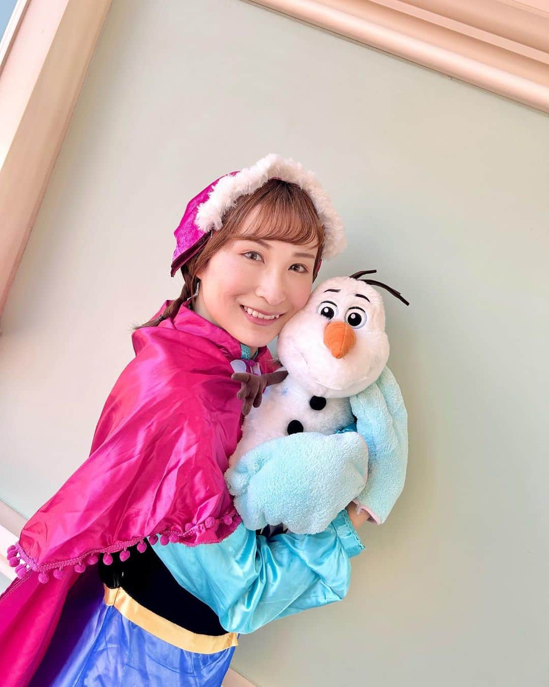 颯希有翔さんのインスタグラム写真 - (颯希有翔Instagram)「❄️⛄️  久しぶりの仮装ディズニー✨ メンズキャラと迷ったけど…せっかくだから初の女子キャラをやってみました👑 最初は楽しいよりもちょっと恥ずかしいの気持ちが強かったけど､子供達が「アナー！」って駆け寄って抱きついてくれたり🥺キャストさんやキャラクターさんも「アレンデールからようこそ」と言葉をかけてくださりと… 何よりも！エレクトリカルパレードでアナとエルサがずっとこっちを見てくれて😭 いつもと違う体験が出来てインして10分後くらいにはすっかり上機嫌でした😂楽しかったなぁ🩵 来年もまたやりたいと固く誓いました…☃️  #dハロ仮装 #dハロ仮装2023  #ディズニー #ハロウィン」10月31日 21時46分 - yuto_hayaki