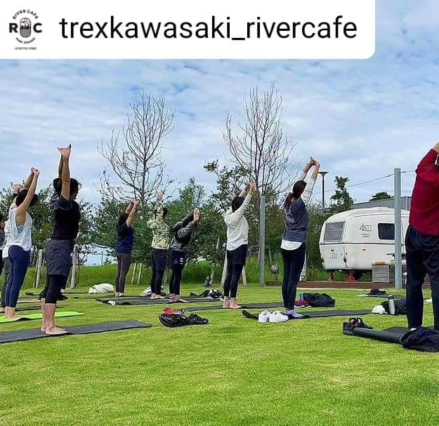 三枝亜紀のインスタグラム：「#リポスト - @trexkawasaki_rivercafe by @get_regrammer  11/12 SUNDAY MORNING YOGA 開催のご案内  みなさまこんにちは。 朝晩冷え込む日も増えてきましたが、お変わりなくお過ごしでしょうか？ AKIKOさんのSUNDAY MORNING YOGAも3回目。 継続してきてくださる方もいらっしゃり、嬉しい限りです^ ^ 次回は11/12におこないます！ ちょうど隣の公園でも、川崎市が飛行機を観るイベントをされるそうですよ。  ヨガをして心と体を整え、飛行機を見て楽しんで、リバーカフェでランチを召し上がっていただくなどゆったりと1日をお過ごしいただくこともできそうです！ 休日の過ごし方としてご検討いただけたら嬉しいです^ ^  <日程> 2023年11月12日(日)　9:30-10:00(受付9:00ごろから)  <持ち物> ・動きやすい服装(カフェ内での着替え可) ・サングラス ・ヨガマット（ご希望の先着20名さまには貸出あり）  <参加費> 500円  <参加方法> 当日飛び入り参加もOKです！ ※ヨガマットレンタルご希望の場合は事前にご希望枚数などをDMにてご連絡ください  <実施有無> 雨天の場合は室内で開催予定です  <講師> AKIKO 国内外でモデルとして活動する中、タイでルーシーダットン（タイ式ヨガ）と出逢い、修得。伝統的なルーシーダットン（タイ式ヨガ）を継承しつつ、オリジナルメソッドの呼吸法を組み合わせたレッスンをお届けしています。 身体の硬い方、運動が久しぶりの方にもお楽しみ頂ける無理のない動きが特徴ですので、皆さま安心してご参加ください！ ホームページ　 www.rusierusie.com Instagram　@aki.model.rusie  みなさまのご参加を心よりお待ちしております！」