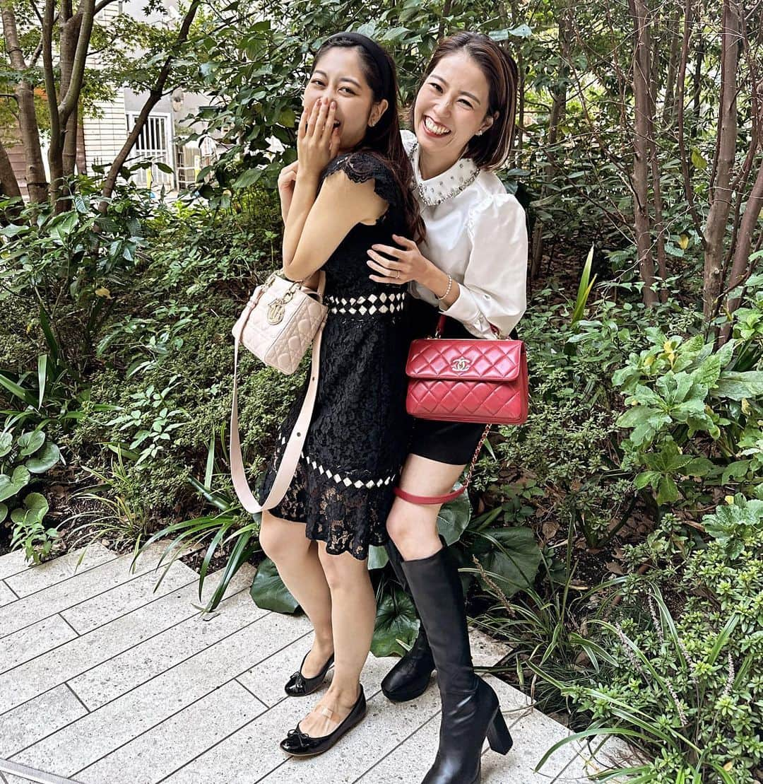 岡本麻佑のインスタグラム：「. さえぴょんとめっちゃ爆笑してるショット🤣🫶🏻オキニ💖 足元の絆創膏はご愛嬌ということで🥹✌🏻前日に車のドアに思いっきりぶっけたのだ🥺」