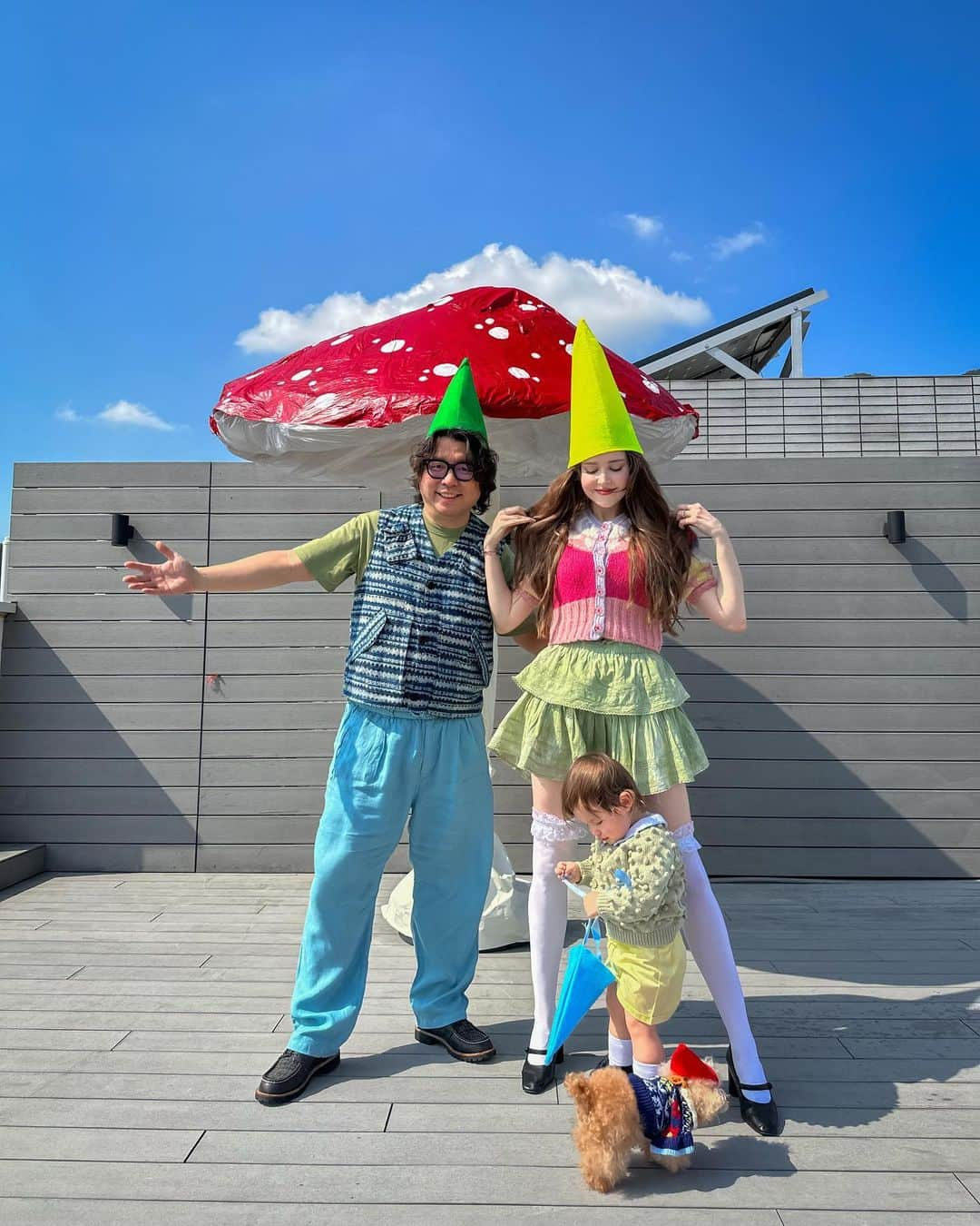 テイラーRさんのインスタグラム写真 - (テイラーRInstagram)「Happy Halloween from our gnome to yours! 🍄  We got 1 picture like the first slide and then a lot like the following slides 😅 turns out it’s way easier to make a 6ft giant mushroom than it is to keep a hat on a toddler.」10月31日 21時38分 - taytay_xx