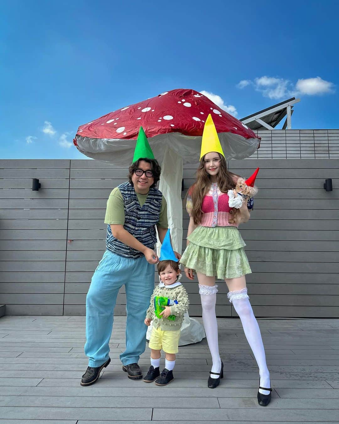 テイラーRのインスタグラム：「Happy Halloween from our gnome to yours! 🍄  We got 1 picture like the first slide and then a lot like the following slides 😅 turns out it’s way easier to make a 6ft giant mushroom than it is to keep a hat on a toddler.」