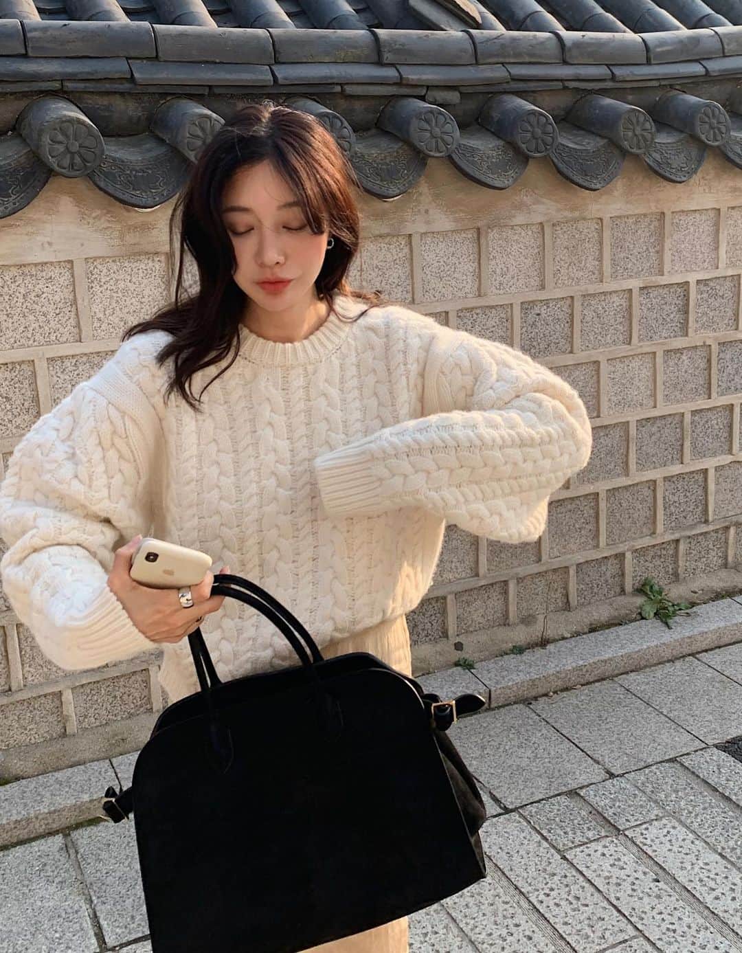 nanaのインスタグラム：「코트와 패딩이 귀찮은 사람들 여기 여기 나흐 니트로👏🏾👏🏾 입을때 마다 땀이 줄줄 납니당 이따 리본에서 만나효🫥」