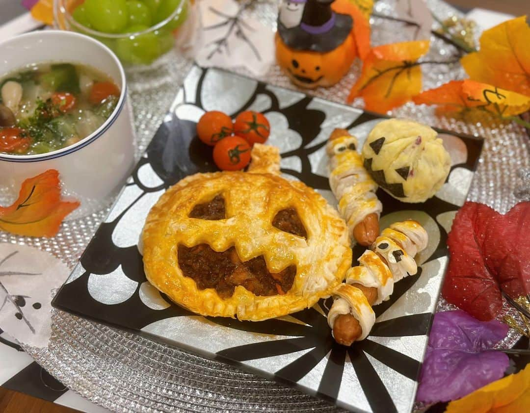 畑田亜希のインスタグラム：「🎃Happy Halloween 👻  ジャコランタンミートパイ⭐️  特に何もする予定じゃなかったけど、時間あったので思い立って冷蔵庫にある物で🤣  👧🏻が喜んでくれて良かった☺️💕  #2023 #sg #singapore #halloween #halloweendinner」