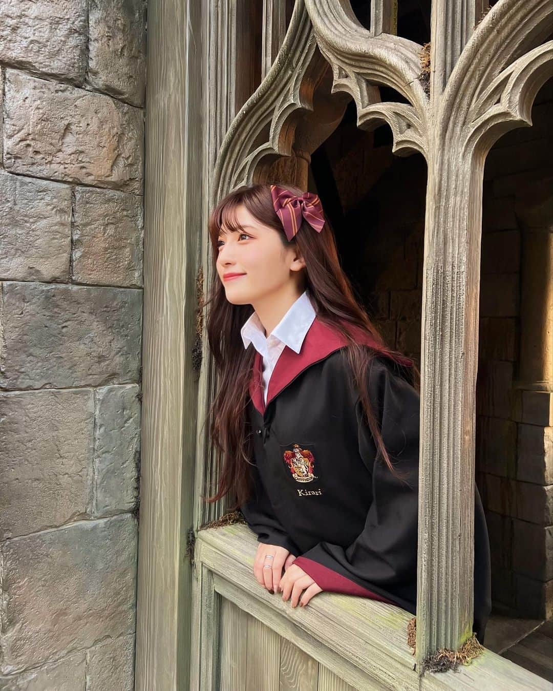 のインスタグラム：「𝐇𝐚𝐩𝐩𝐲 𝐇𝐚𝐥𝐥𝐨𝐰𝐞𝐞𝐧 🎃🍭  ハリポタスタジオツアー、想像の何倍も見応えがあって想像の何百倍も楽しかったよ！！🧙‍♀️✨  念願の名前入りローブも運良くゲットできて、 気分はハーマイオニーでした🪄笑」