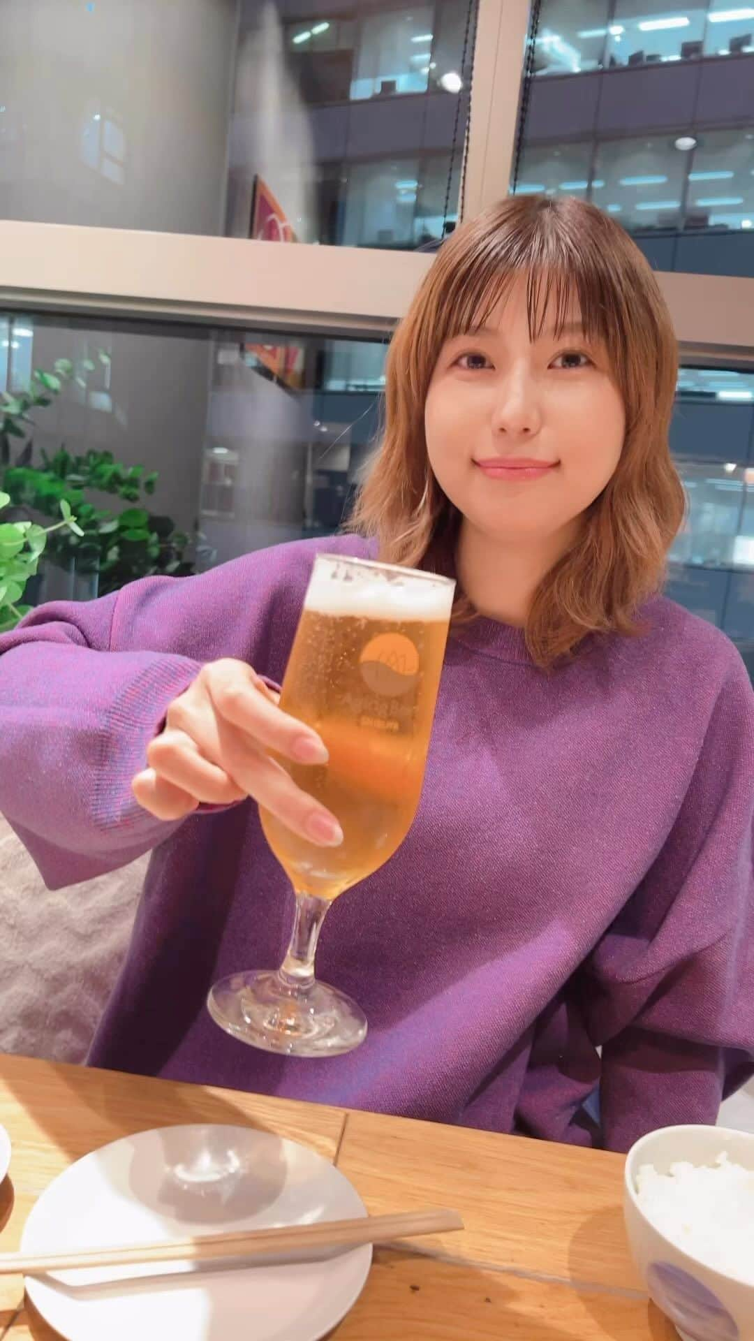 天野麻菜のインスタグラム：「ビール女子。3647  #ビール #ビール女子 #beer #beerstagram #お酒 #アルコール #タレント #グラビア #女優 #天野麻菜 #休まず #毎日飲んでる #記録更新中 #ビールのcm #オファー待ち #ビール大好き #乾杯 #乾杯シリーズ #1日1ビール #9年以上 #続けてる #まだまだ #これから  #今日で #3647日目 #焼肉 #エイジングビーフ」