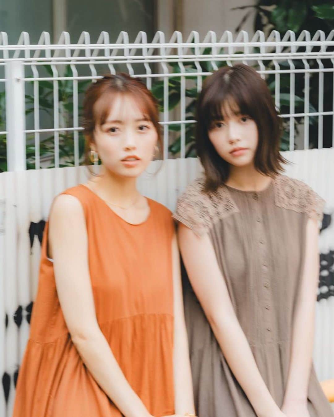 冴木柚葉のインスタグラム：「. 夏の思い出がまだまだ残ってる🌞 寒くなってきちゃったけど少しずつ上げていこう🤭  この日は初めてのペア撮影！ 仲良しのさわちゃんと✌︎ 相変わらずこじさんが撮ってくれる写真は素敵です…！  いつにも増して普段の自分を撮ってもらいました😂  model @saaawa_127    @yuzuha_saeki  camera @koji_koji_gram__」