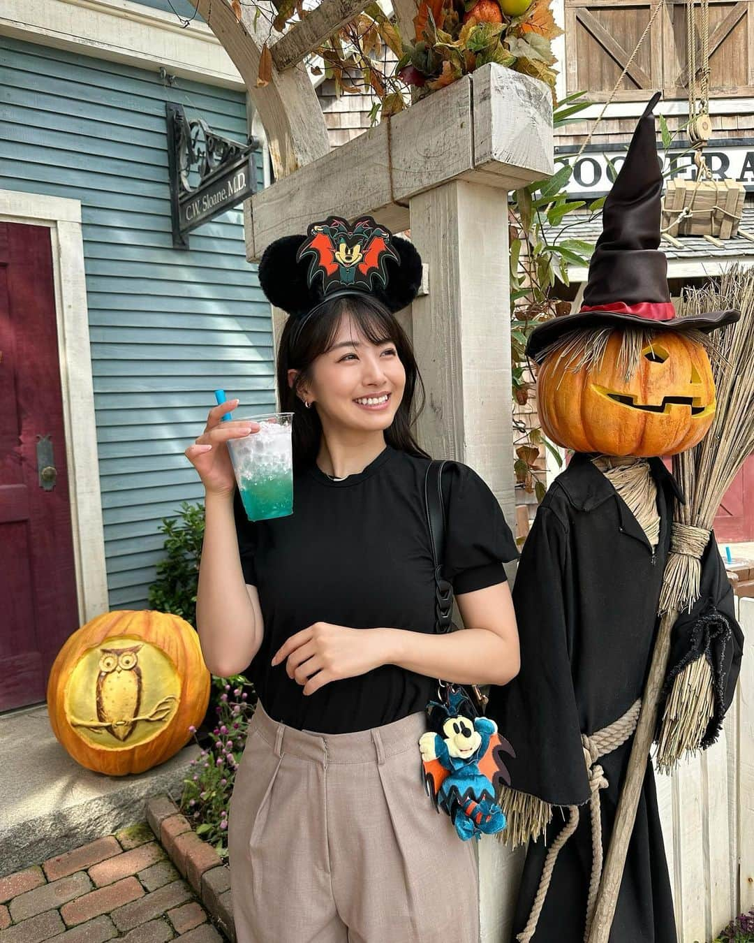 関根ささらさんのインスタグラム写真 - (関根ささらInstagram)「Happy Halloween🎃🖤🧡  #ケープコッドクックオフ の外の #ハロウィンデコレーション ♡  #カリフォルニアディズニー で買ったカチューシャと、 #ディズニーストア で買ったぬいぐるみキーチェーンが同じデザインだと気付いて合わせてみたよ♡  飲んでいるのは #ジェラトーニ のドリンク💚🩵💙 . . . . #happyhalloween #happyhalloween 🎃#halloween #disneyhalloween #tokyodisneysea #tokyodisneyresort #tdr #tds #disney #disneygram #disneyoutfit #ootd #outfitoftheday #disneyootd #ディズニーコーデ #ハロウィンコーデ #秋コーデ」10月31日 21時42分 - sasarasekine