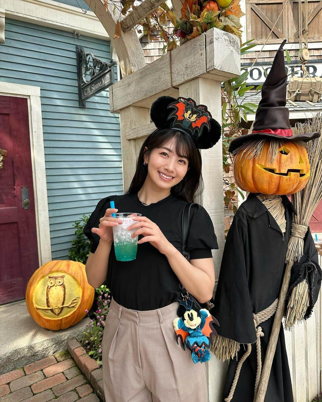 関根ささらのインスタグラム：「Happy Halloween🎃🖤🧡  #ケープコッドクックオフ の外の #ハロウィンデコレーション ♡  #カリフォルニアディズニー で買ったカチューシャと、 #ディズニーストア で買ったぬいぐるみキーチェーンが同じデザインだと気付いて合わせてみたよ♡  飲んでいるのは #ジェラトーニ のドリンク💚🩵💙 . . . . #happyhalloween #happyhalloween 🎃#halloween #disneyhalloween #tokyodisneysea #tokyodisneyresort #tdr #tds #disney #disneygram #disneyoutfit #ootd #outfitoftheday #disneyootd #ディズニーコーデ #ハロウィンコーデ #秋コーデ」