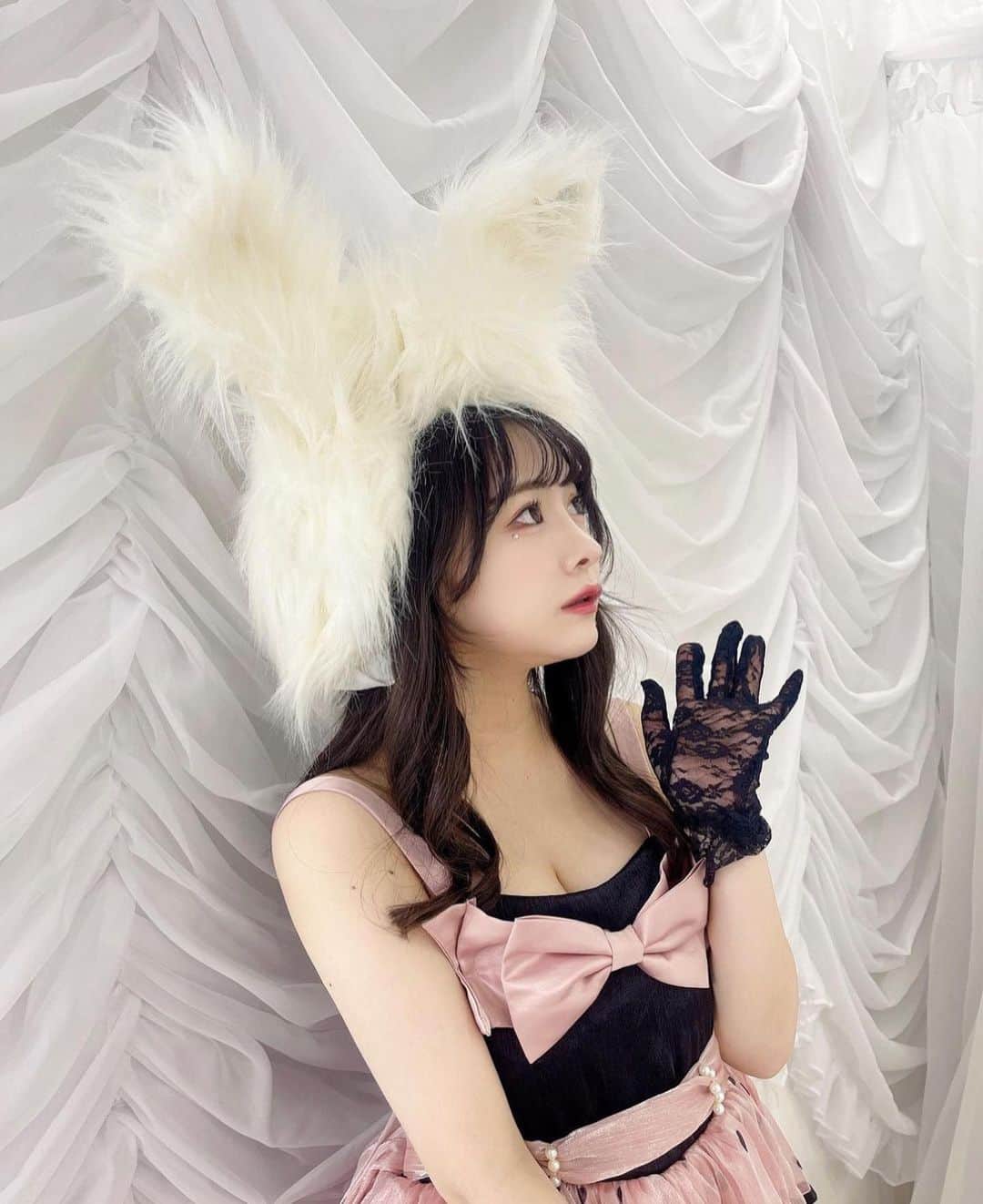 平松可奈子のインスタグラム：「👻Trick or Treat????👻  白猫派？黒猫派🐈‍⬛？  #halloween  #白猫　#黒猫 #ハロウィンコスプレ  #ハロウィン #コスプレ　#japanesegirl」