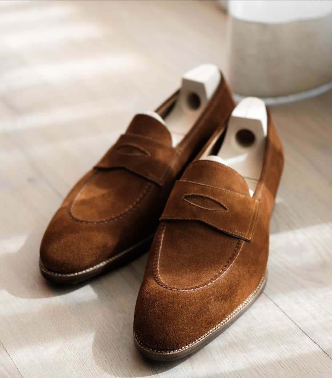 サンクリスピンのインスタグラム：「Against the fine grain of white oak floorboards, our friends at @pauwmannen have shown our suede penny loafers in all of their best natural light. Bravo! ⁣ #shoes #handmadeshoes #madetoorder #mtoshoes #bespokeshoes #handwelted #shoeporn #madebyhand #shoestagram #agentlemanschoice #onlyforgentlemen」