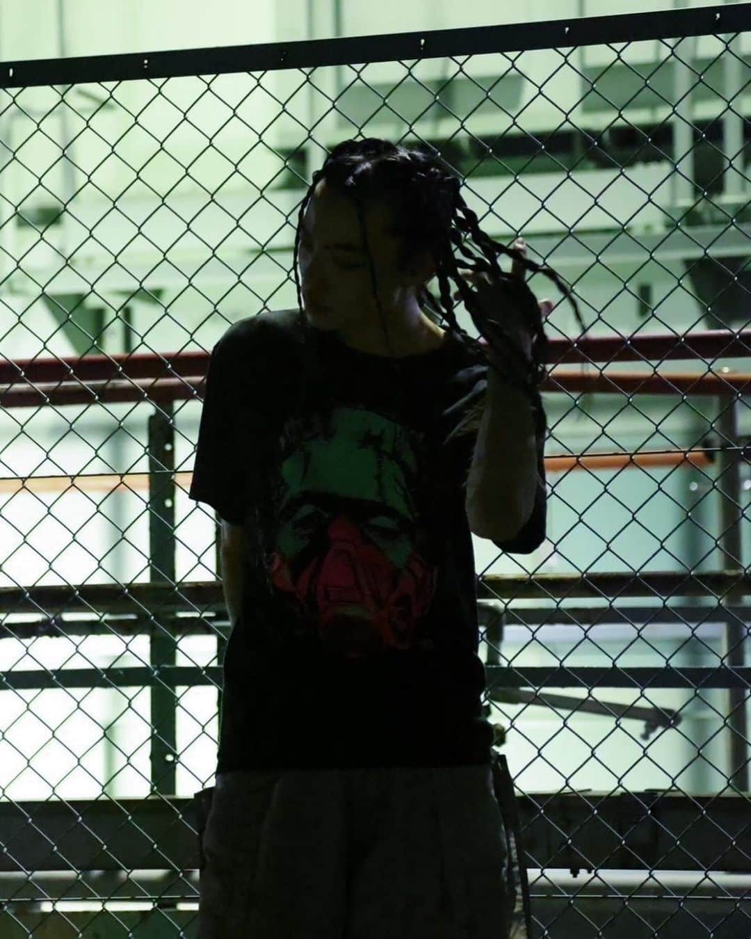 タカハシシンノスケのインスタグラム：「「死んだ男と俺の金を盗ろうとしてたに違いない。」  Photo Ayano Sudo @ayano_sudo  Hair RIN. (from MEYTOKYO) @rin_jiasheng   写真集「夢の話」より アザーカットを公開します。  11/3まで https://ayanosudo.thebase.in/にて受注販売中です！ 「夢の話」関連グッズも受注販売中です！ プロフィールのリンクからどうぞ！  裏表紙のルックです。ある男の逃避行の物語。 工場地帯の渇いた空気と併せてお楽しみください！  #タカハシシンノスケの夢の話　 #須藤絢乃」