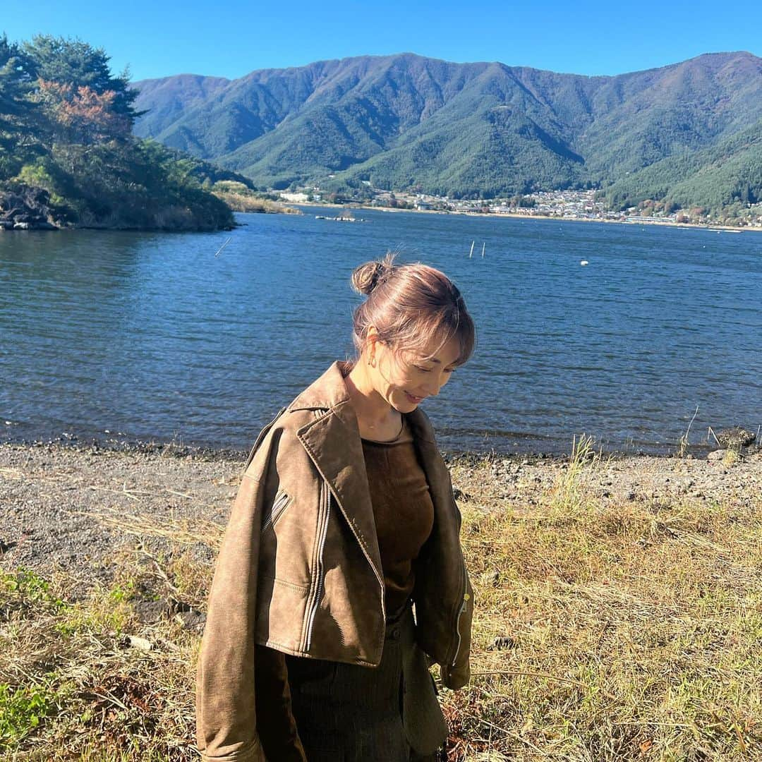 新山千春さんのインスタグラム写真 - (新山千春Instagram)「. 🍂深呼吸して のんびりと散策したり、、 口角上がる時間！大事だね✨  #新山千春 #秋コーデ  #🍂 #ベロア #ベロア好き」10月31日 21時47分 - chiharuuu_0114