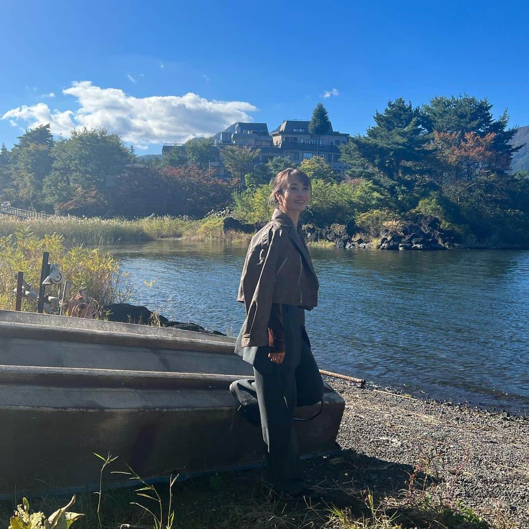 新山千春のインスタグラム：「. 🍂深呼吸して のんびりと散策したり、、 口角上がる時間！大事だね✨  #新山千春 #秋コーデ  #🍂 #ベロア #ベロア好き」