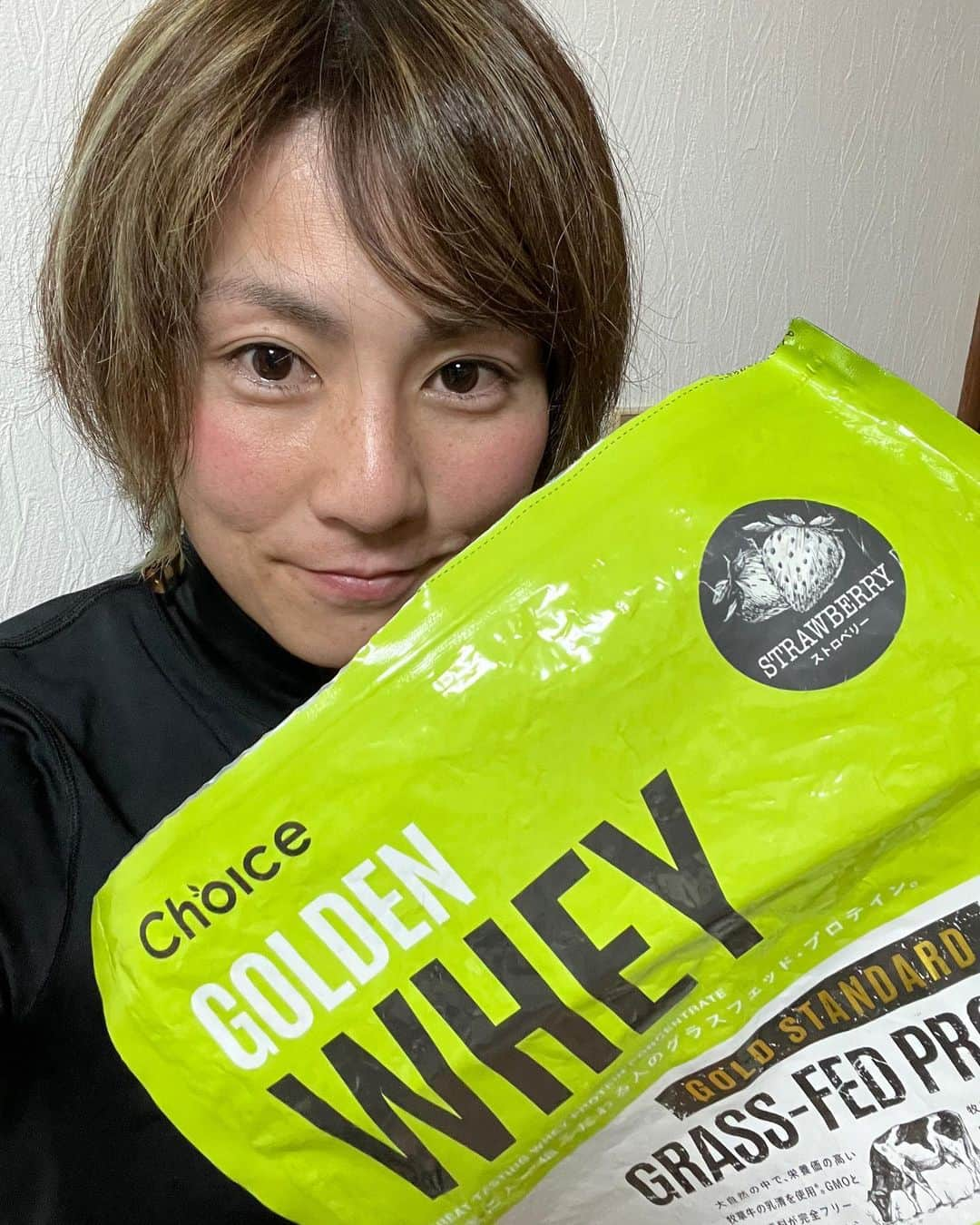 石岡沙織のインスタグラム：「@choice.protein  練習終わると、髪も顔もボロボロ😂 . 髪の毛もタンパク質から出来てるって、知ってました？😆笑 . #ケラチン #ゴールデンホエイ #グラスフェッドプロテイン #体に良いもの #チョイスプロテイン」