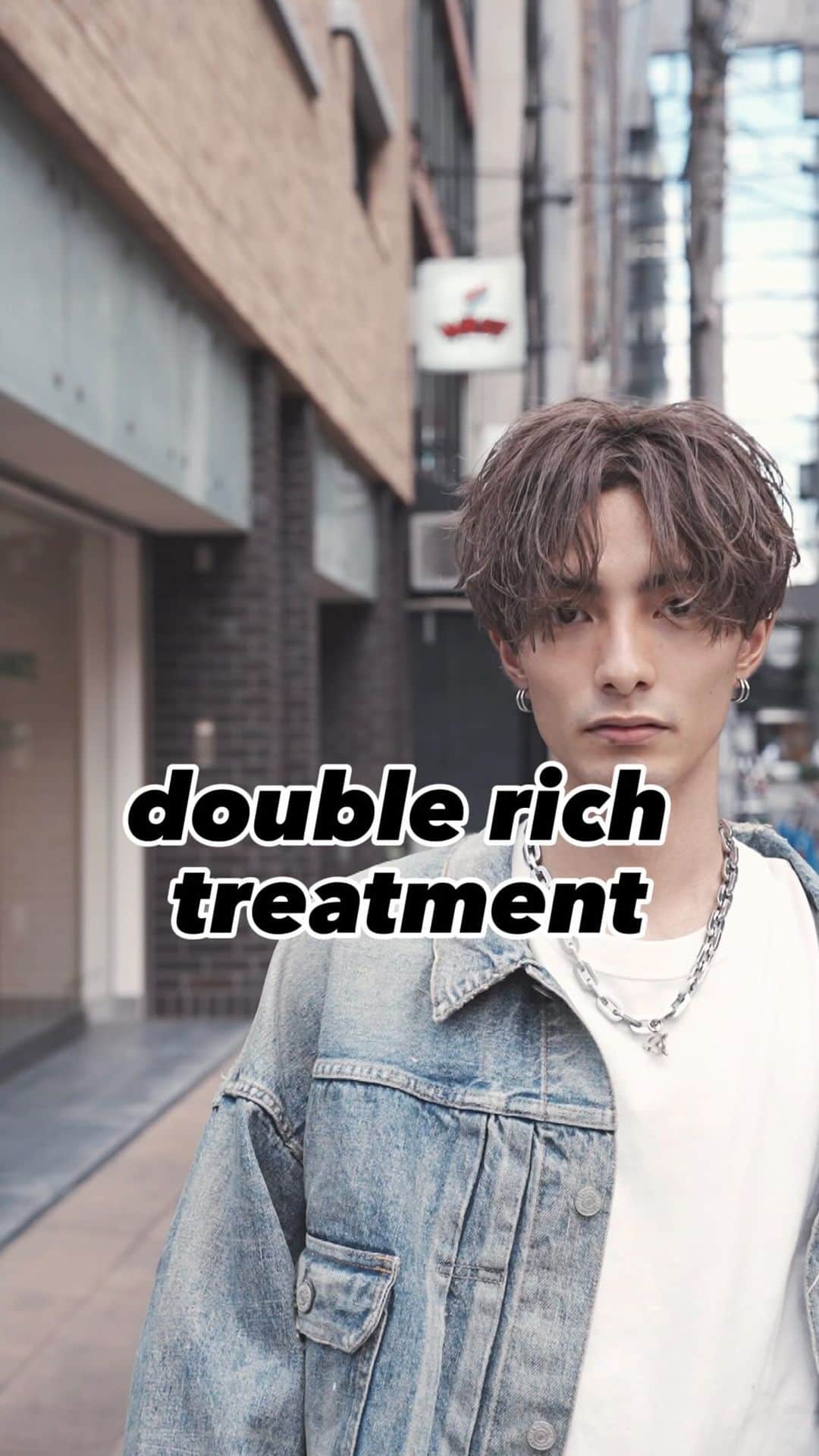 出井直助のインスタグラム：「✂️New treatment✂️  最強のトリートメントが登場🤩 これをすれば、ナチュラルヘアも、躍動感のあるヘアも、 メッチャクチャキマります❤️‍🔥  【　DOUBLE RICH TREATMENT 】 → ダブルリッチ　トリートメント 🔵弱った髪にハリコシを与えてくれて、 パーマやカラーを綺麗に保てます！  🔵アイロンやドライヤー等の熱ダメージを防いでくれるのでアイロンセットのクオリティもアップします！  🔵流行りのナチュラルヘアに艶と潤いをプラス！  #OCEANTOKYO #オーシャントーキョー #メンズサロン #メンズ美容室 #メンズヘア #メンズ髪型 #センターパート #メンズセンターパート」