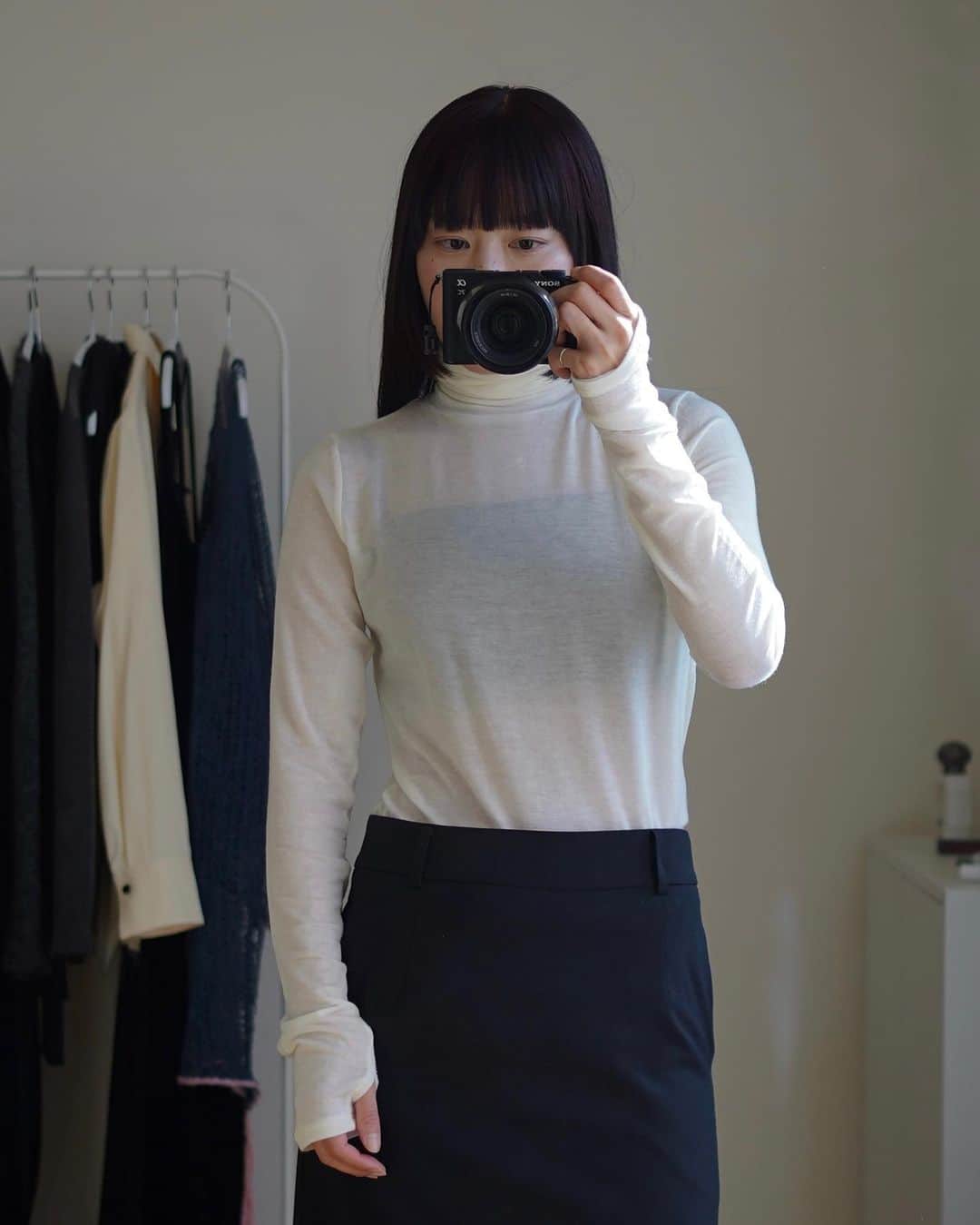 のインスタグラム：「. これからの季節にマストなタートルトップス 程よい透け感と体のラインを拾いすぎない程よいゆとりで 一枚でもレイヤードでも活躍してくれる🤝 カシミヤ、シルク混で温かく着心地がいいのも嬉しい🐏 私は定番のブラックとオフホワイトを♡ . . . . . #ermroomwear #イーアールエム #apartbylowrys #oaf #カシミヤシルク #タートルネック #instafashion #selfportrait」