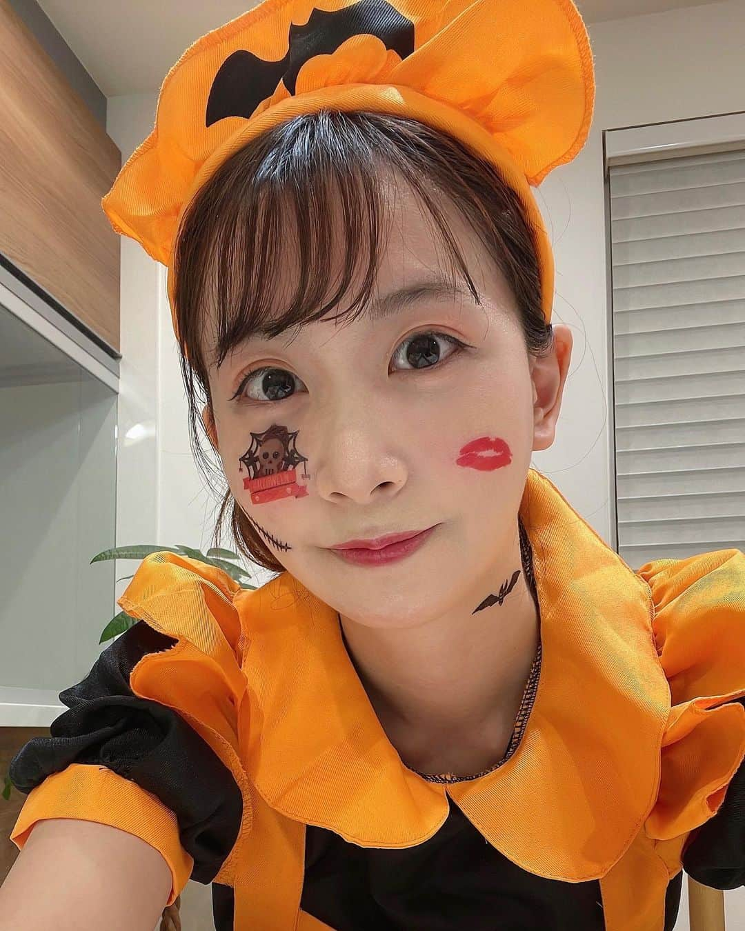 服部彩加さんのインスタグラム写真 - (服部彩加Instagram)「Happy Halloween～🦇🍭🍬🍫🍿🍩✨️ Trick or Treat!! みなさんはハロウィン楽しみましたか?? 私はここ数年で1番ハロウィンっぽい格好したかもっ🎃✨️ #halloween #trickortreat #ハロゥィン #🎃 #コスプレ #cosplay」10月31日 21時51分 - saika_hattori0228