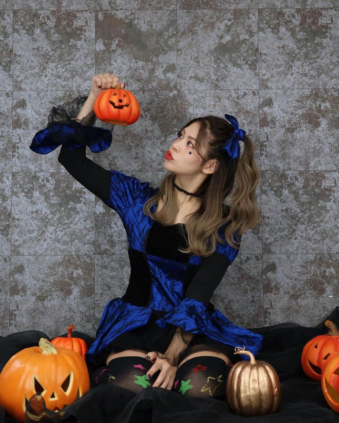 吉岡久美子さんのインスタグラム写真 - (吉岡久美子Instagram)「、 ハッピーハロウィン🎃💜  ふぅ〜間に合った間に合った🫶 (ギリギリ滑り込みすぎやろ)  友達に撮ってもらったよ☺️📷  この写真のもっとお気に入りのやつで 制作したフォトブックは クラウドファンディングで発売してます！  次は11/4(土)21:00~21:30に zoomで話してその後にフォトブックを 郵送します☺️✨気になる方はぜひ  Xやストーリーで告知してるよ🥰 、 、 、 #つぼみ大革命 #つぼみ #吉本 #よしもと #アイドル #idol #大阪 #東京 #神戸 #ライブ #instagood #いいね #フォローミー #ハロウィン #ハロウィンコスプレ #ハロウィン仮装 #コスプレ #コスプレ女子 #魔女 #デビル」10月31日 21時51分 - kuunyaaan