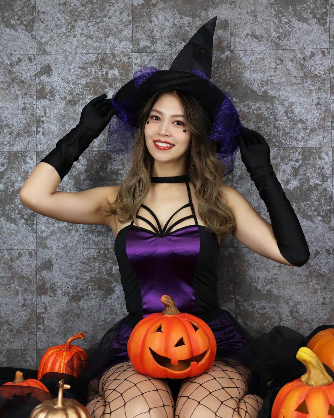 吉岡久美子のインスタグラム：「、 ハッピーハロウィン🎃💜  ふぅ〜間に合った間に合った🫶 (ギリギリ滑り込みすぎやろ)  友達に撮ってもらったよ☺️📷  この写真のもっとお気に入りのやつで 制作したフォトブックは クラウドファンディングで発売してます！  次は11/4(土)21:00~21:30に zoomで話してその後にフォトブックを 郵送します☺️✨気になる方はぜひ  Xやストーリーで告知してるよ🥰 、 、 、 #つぼみ大革命 #つぼみ #吉本 #よしもと #アイドル #idol #大阪 #東京 #神戸 #ライブ #instagood #いいね #フォローミー #ハロウィン #ハロウィンコスプレ #ハロウィン仮装 #コスプレ #コスプレ女子 #魔女 #デビル」